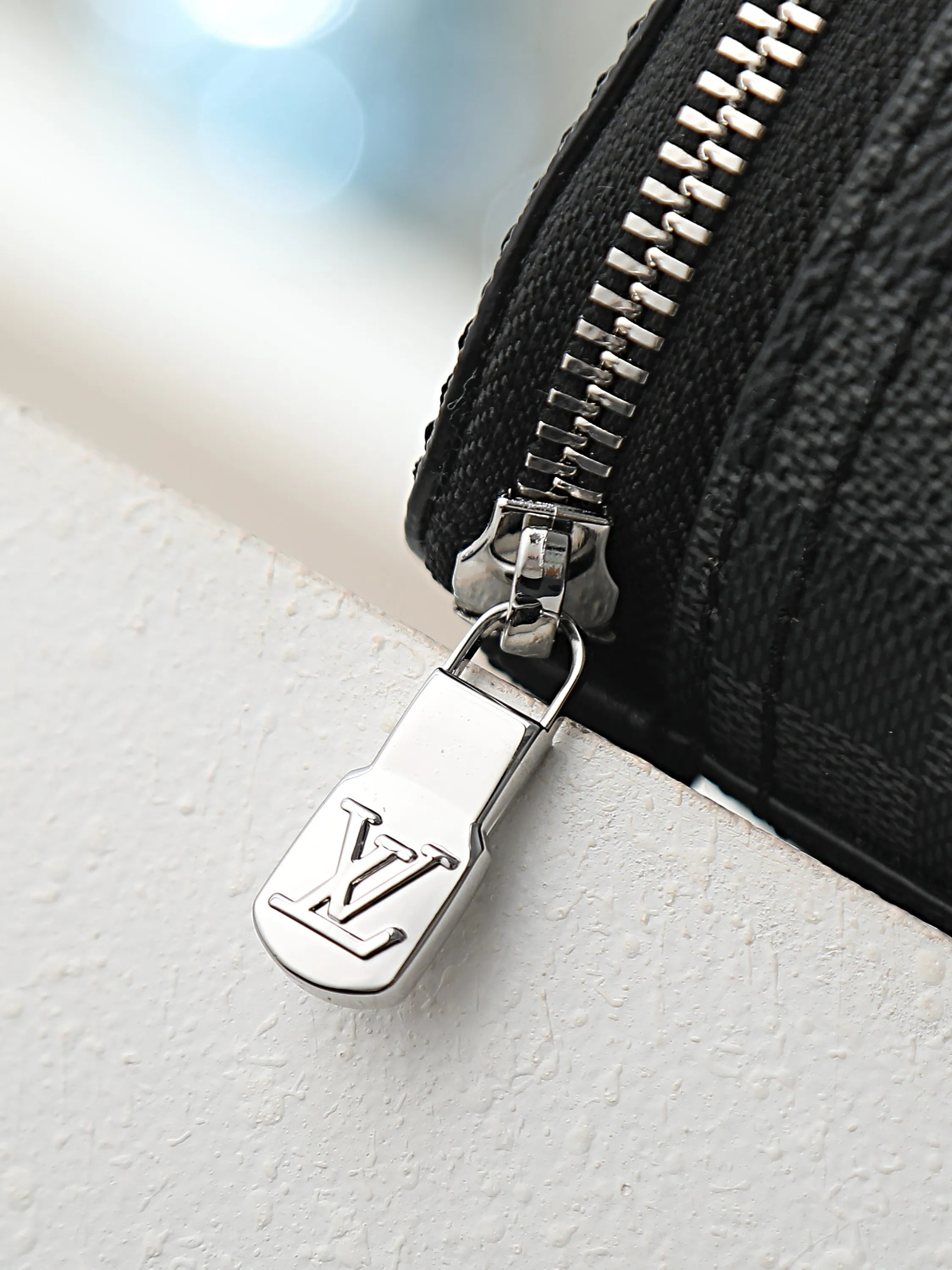 LV 牛皮 既可置于行李箱内有序收纳物品 亦可在抵达后外带背携随 旅行拉杆款 轻便出行款