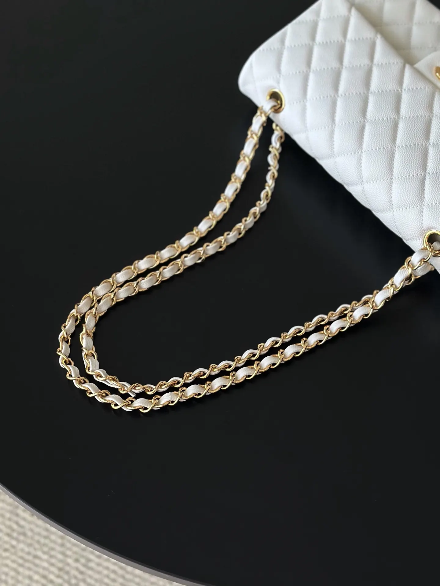 CHANEL 白色鱼子酱牛皮翻盖链条包 金扣款 经典款