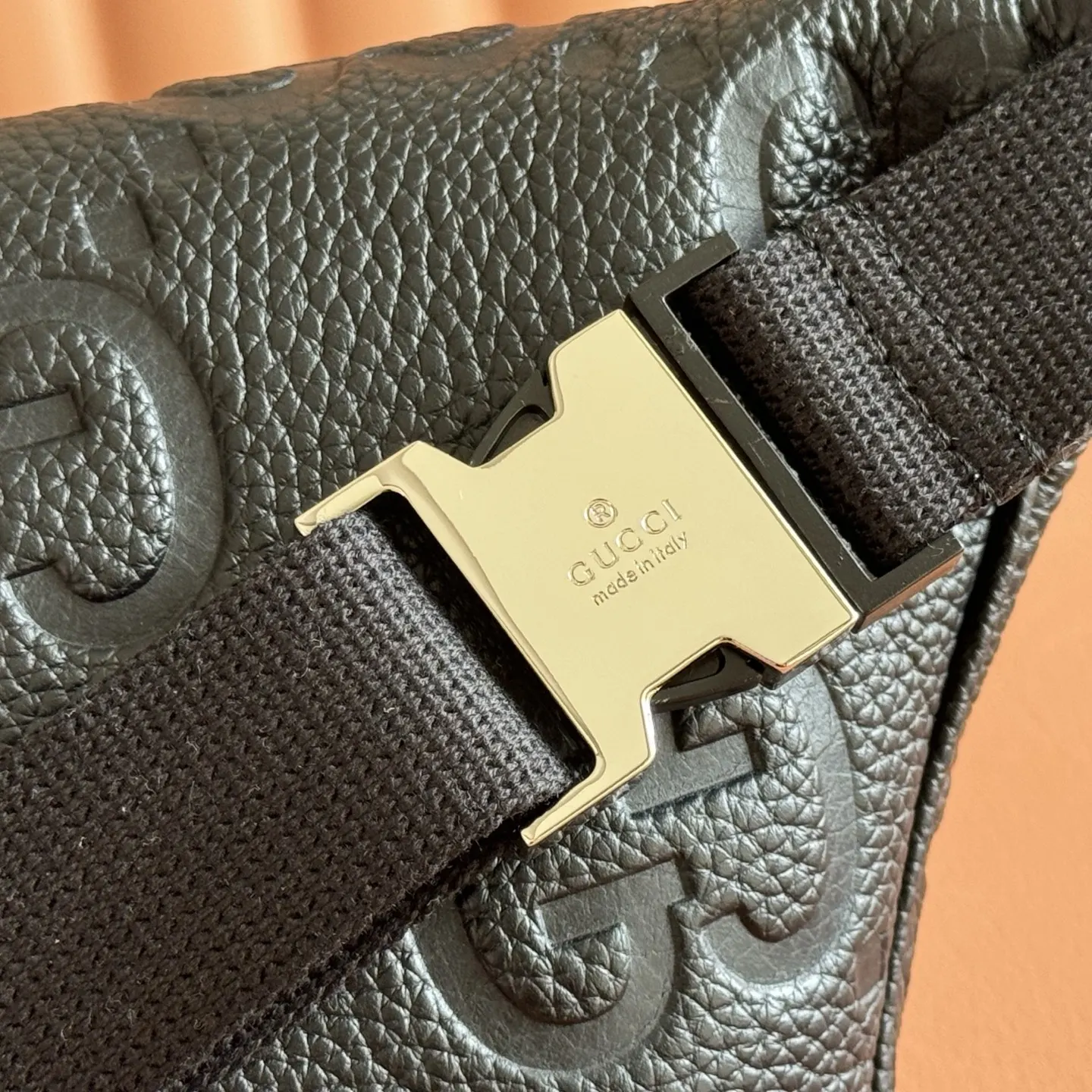 Gucci 黑色 橙色 皮革 斜挎包 轻便斜挎款