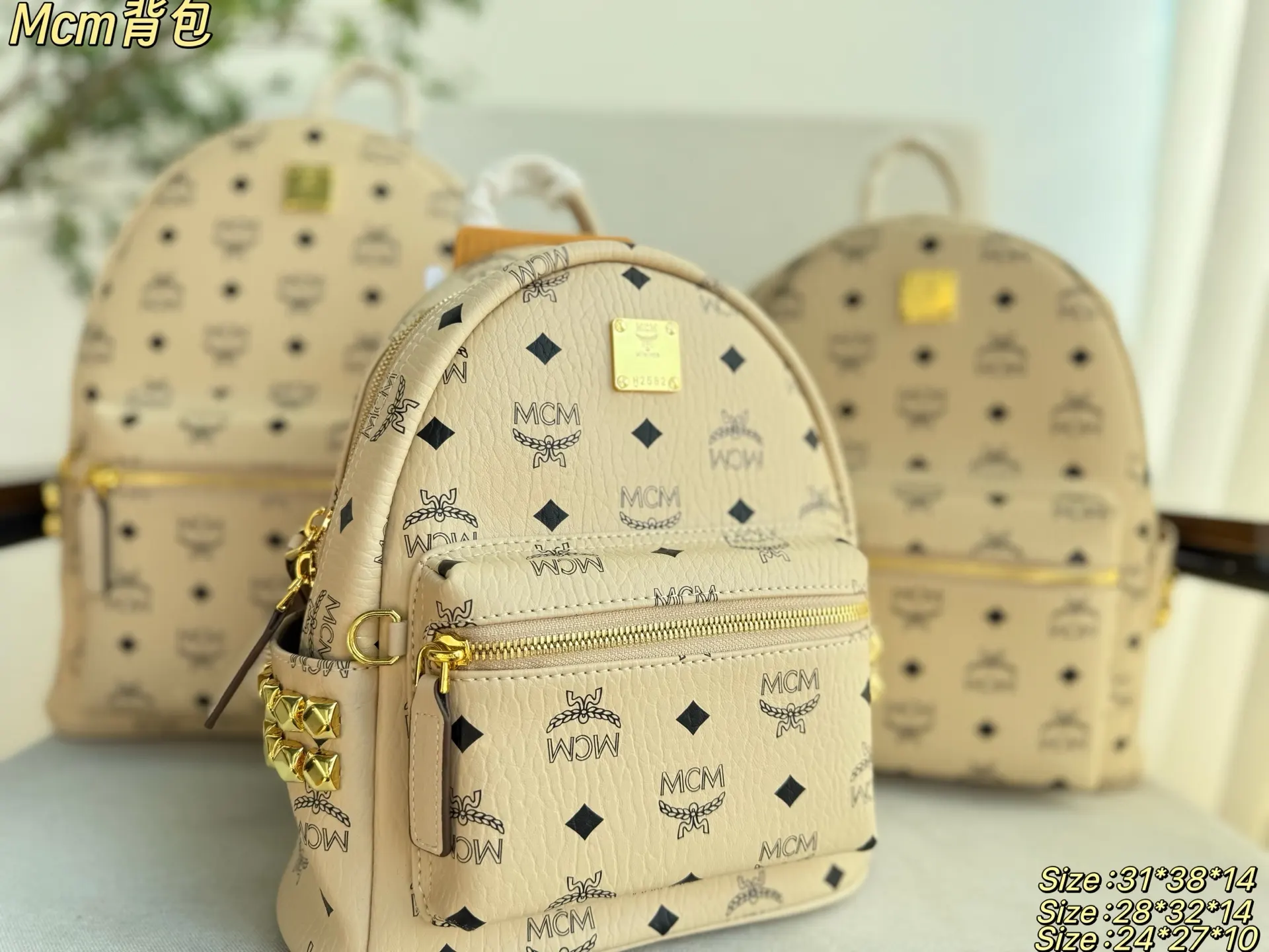 帆布 它选用經典的Visetos涂层帆布搭 纳帕革内衬 雙肩包 实用雙肩款