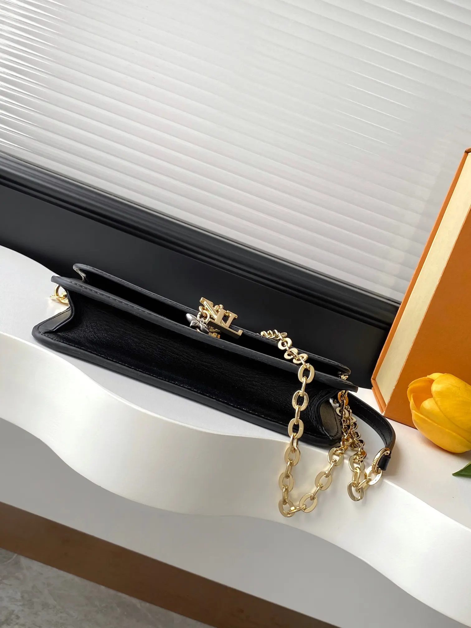 LV 黑色 杏色 牛皮 灵感源自品牌經典 Mo图案的装饰点缀其 鏈條包 精致鏈條款