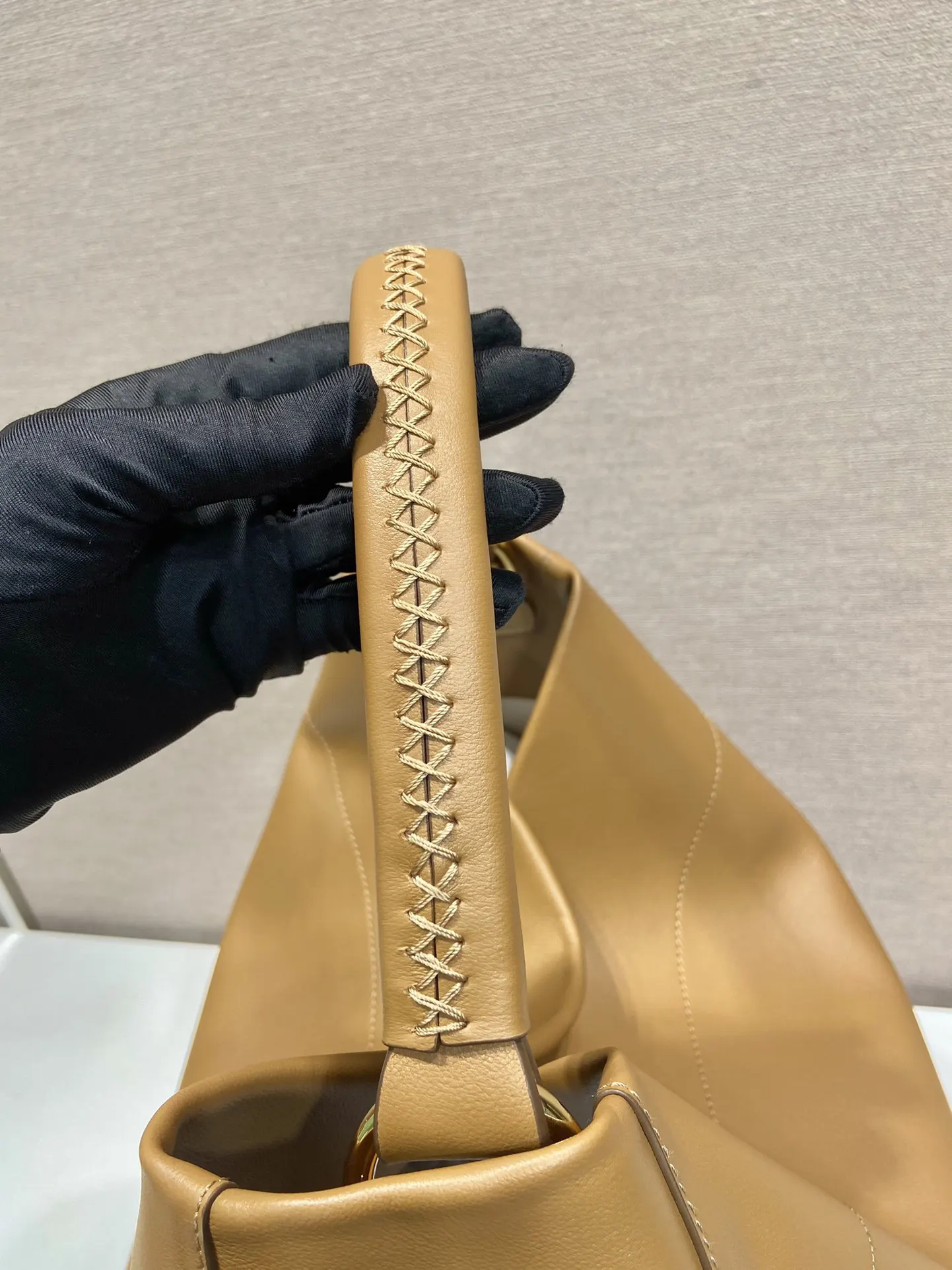 牛皮 正面点缀字母徽标压花 简约而不失优雅 托特包 大容量托特款