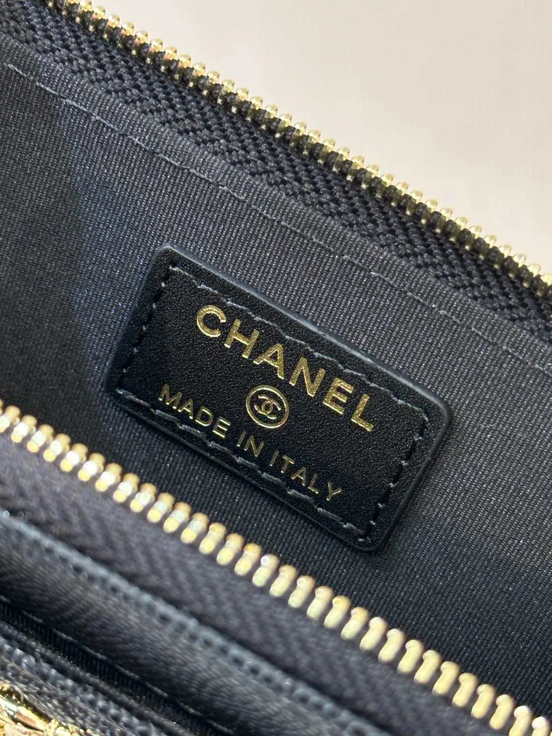 CHANEL 黑色牛皮链条包 侧面细节款