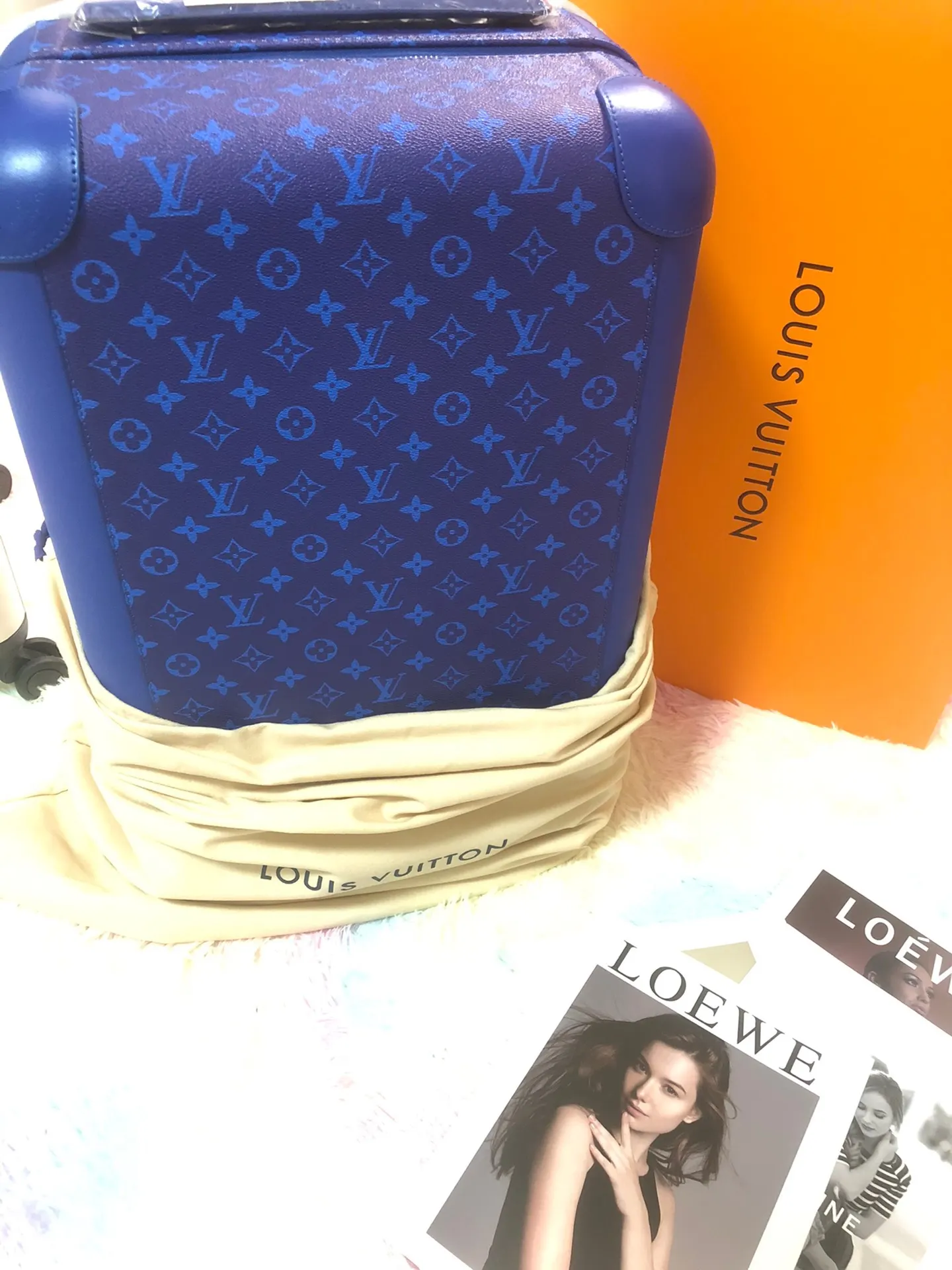 LV 银色 帆布 工业设计行业翘楚 Marc Newson 为 行李箱 旅行拉杆款 轻便出行款
