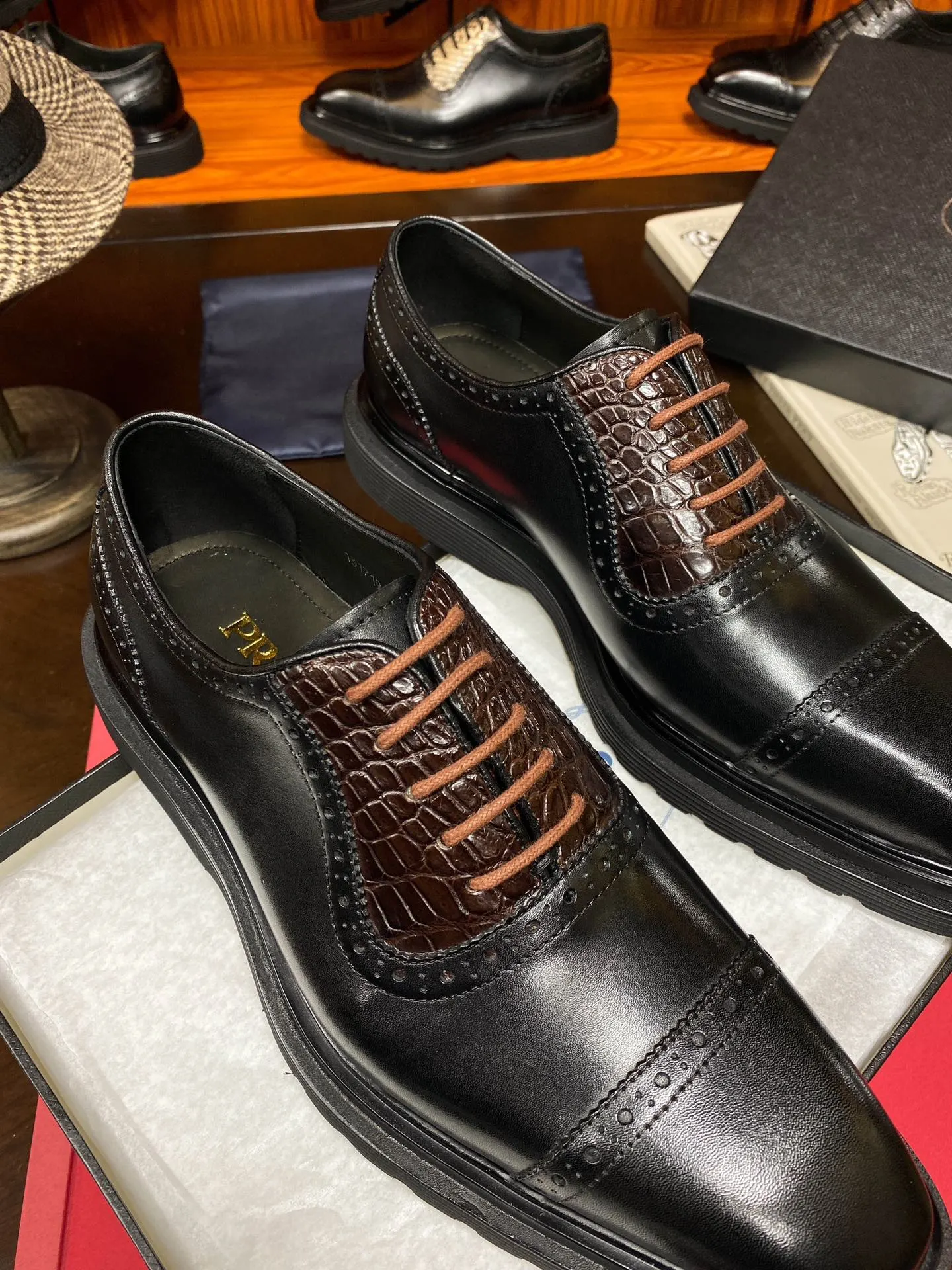 Prada 鳄鱼皮 牛皮 休闲鞋 舒適