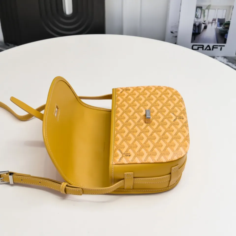 Goyard 黄色 皮质镶边以线条的方式凸显出包身轮廓 翻盖的皮质内衬亦 收纳包 旅行收纳款