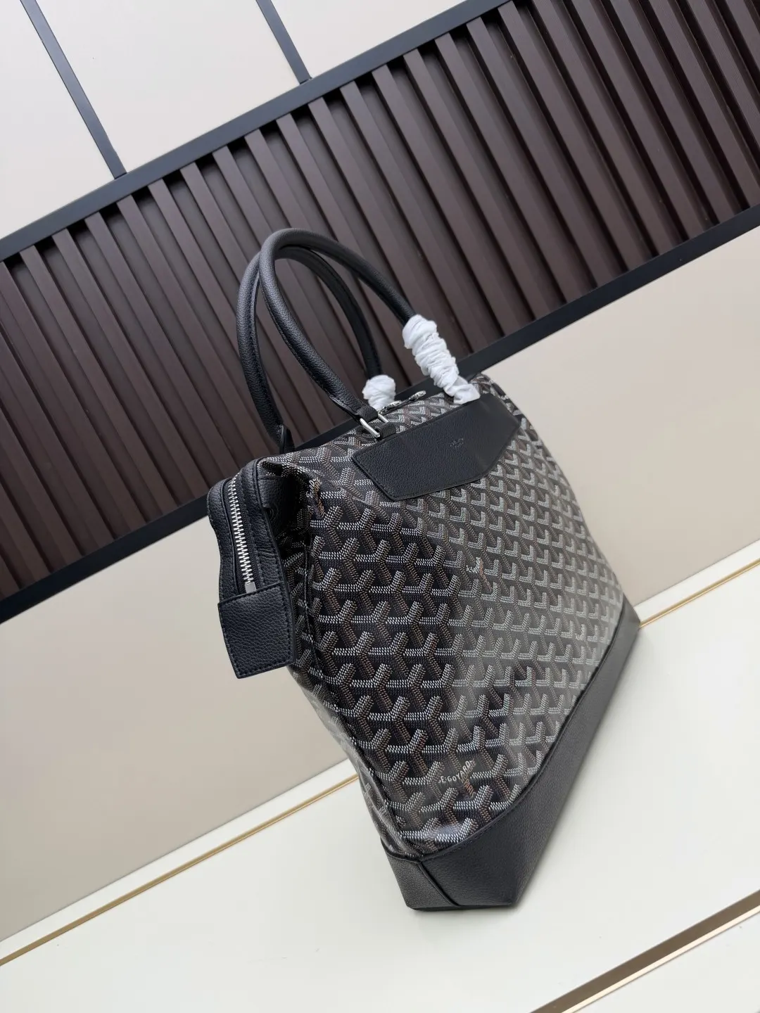Goyard 它非常适合放置笔记本电脑 平板电脑或文件 公文包 商务通勤款