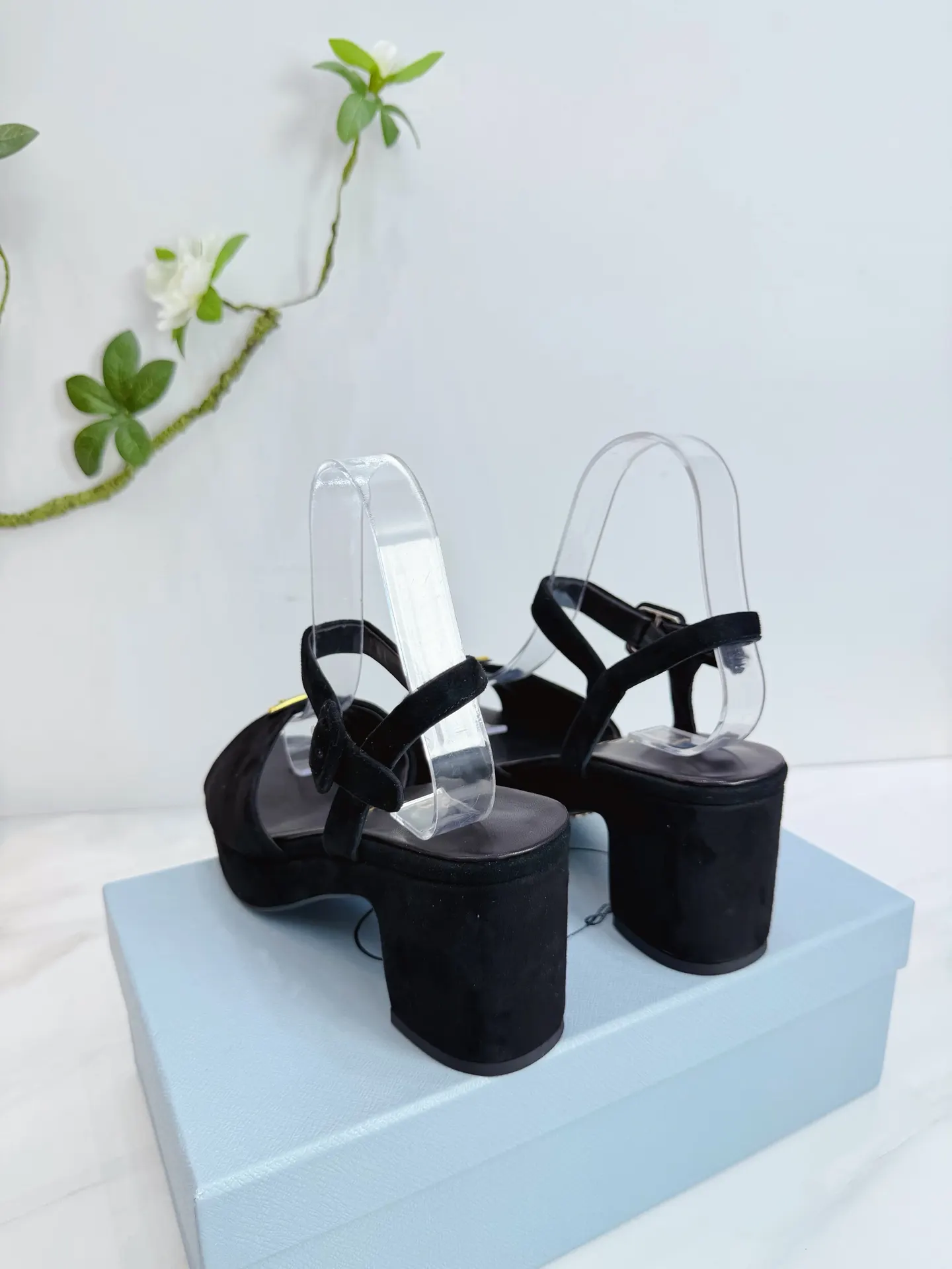PRADA 羊皮 休闲鞋 舒适百搭款