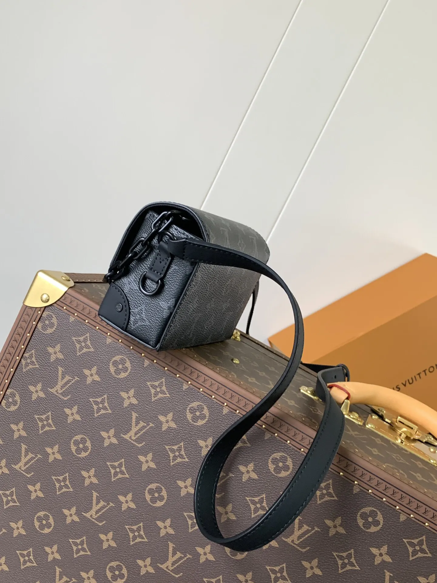 Louis Vuitton Chain Bag Leather