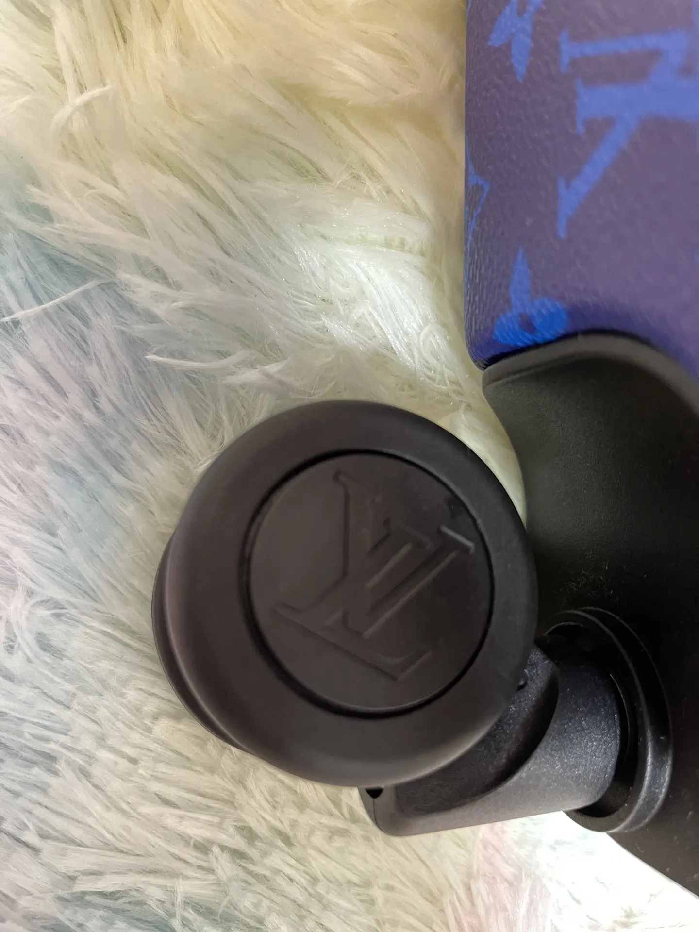 LV 银色 帆布 工业设计行业翘楚 Marc Newson 为 行李箱 旅行拉杆款 轻便出行款