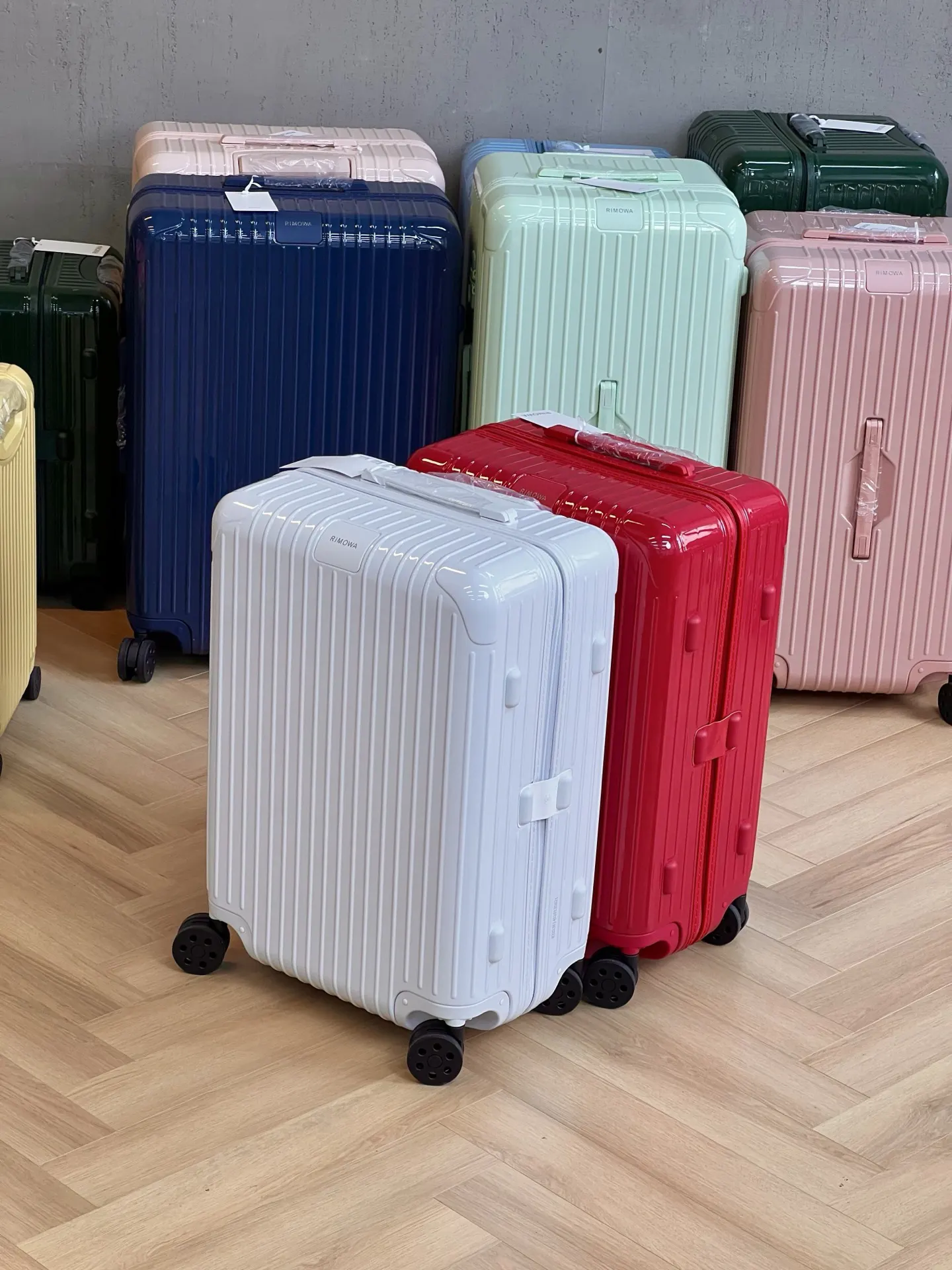 渠道问题 咱家这单是给R家做代加工的 出的一批货 行李箱 旅行拉杆款 轻便出行款