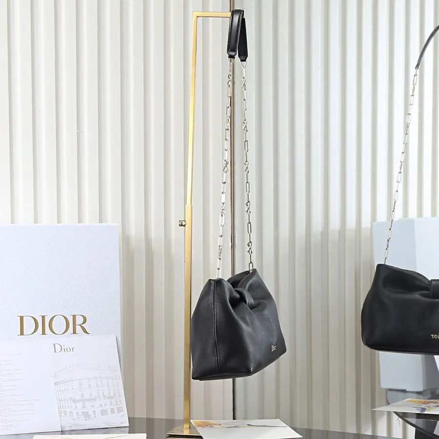 Dior 黑色 羊皮 可拆卸鏈條以蝴蝶结 点缀更显致 可手提或斜挎 Siz 鏈條包 精致鏈條款
