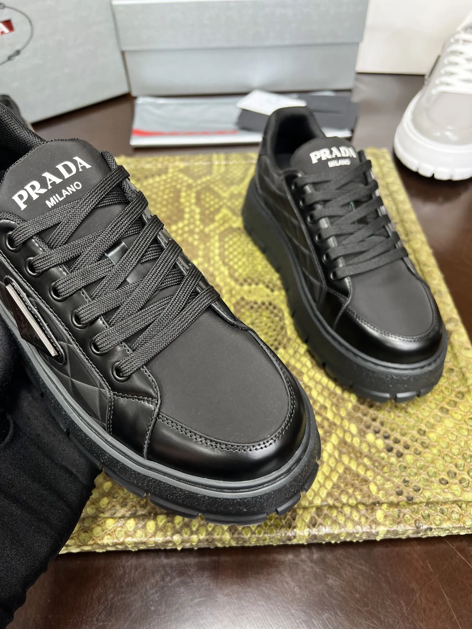 Prada 牛皮 休闲鞋 舒适