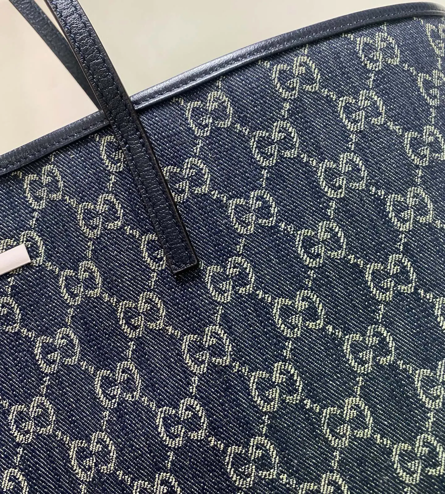 Gucci 帆布 GG涂层帆布与织带的搭 为精致的造型增添了标志性的点 托特包 大容量托特款