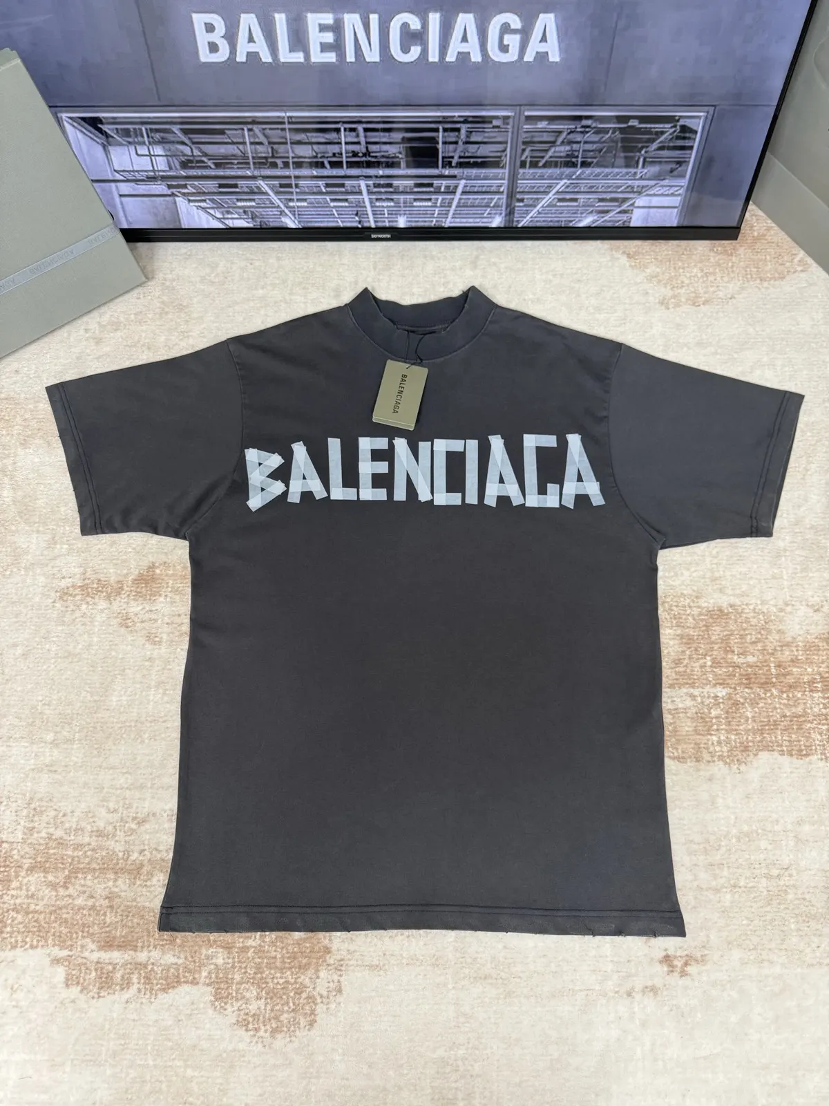 Balenciaga 灰色 Logo 短袖T恤(數字4) Balenciaga 灰色 Logo 短袖T恤(數字4)