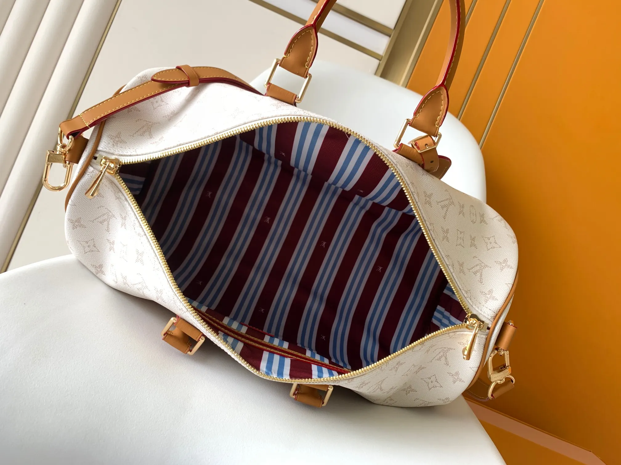 White Fashion Item Travel Leather Image 9 White Fashion Item Travel Leather Image 9