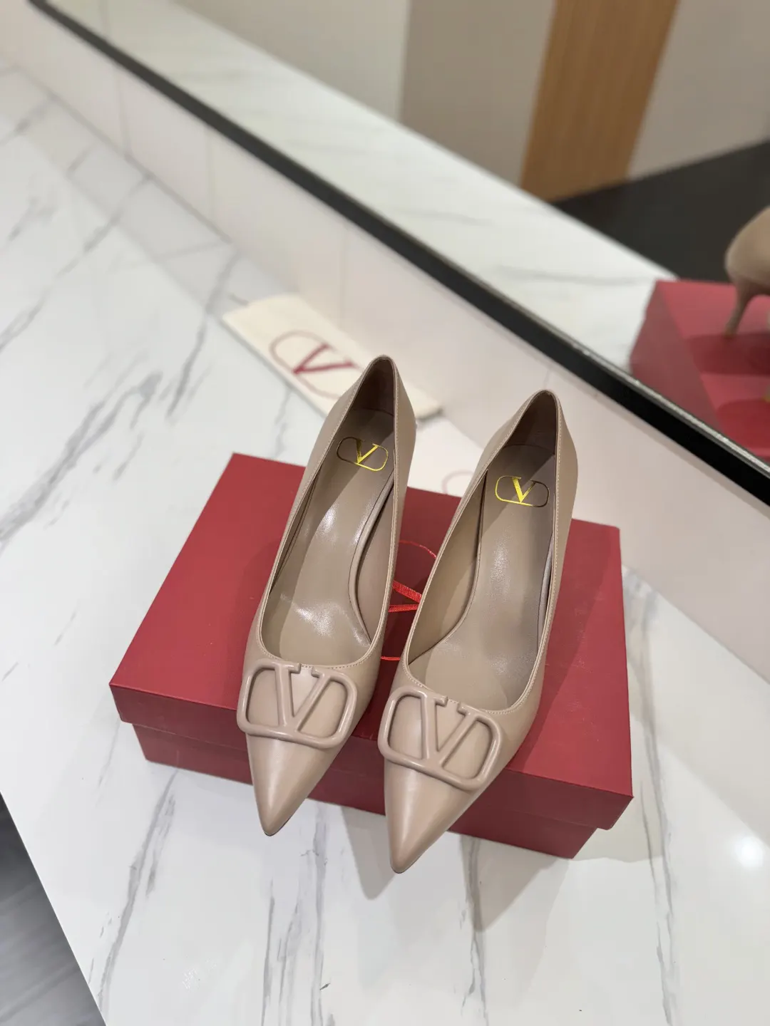 Valentino 金色 平底鞋 通勤约会款