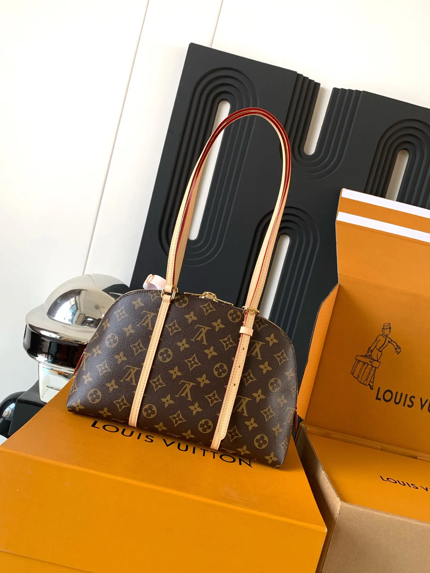 LV 黑色壓紋托特包 大容量款(數字8) LV 黑色壓紋托特包 大容量款(數字8)