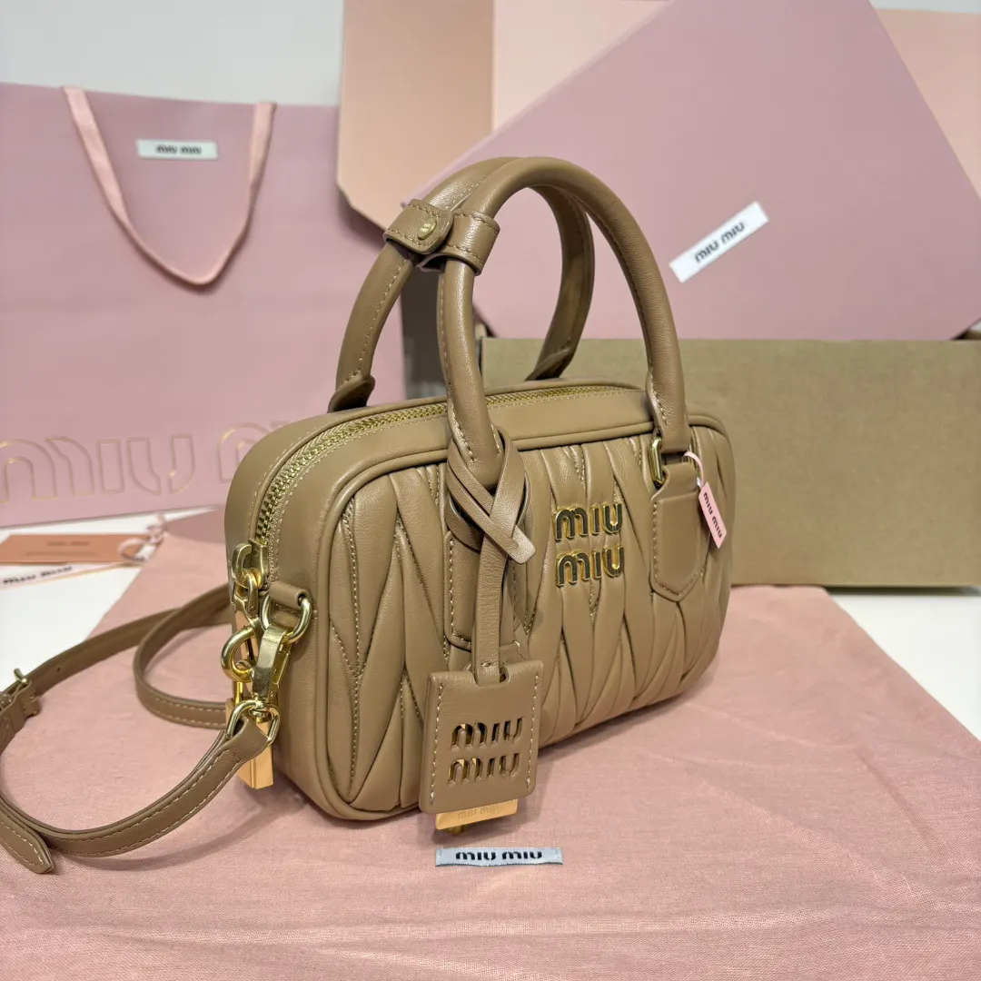 Miu 羊皮 斜挎包 轻便斜挎款