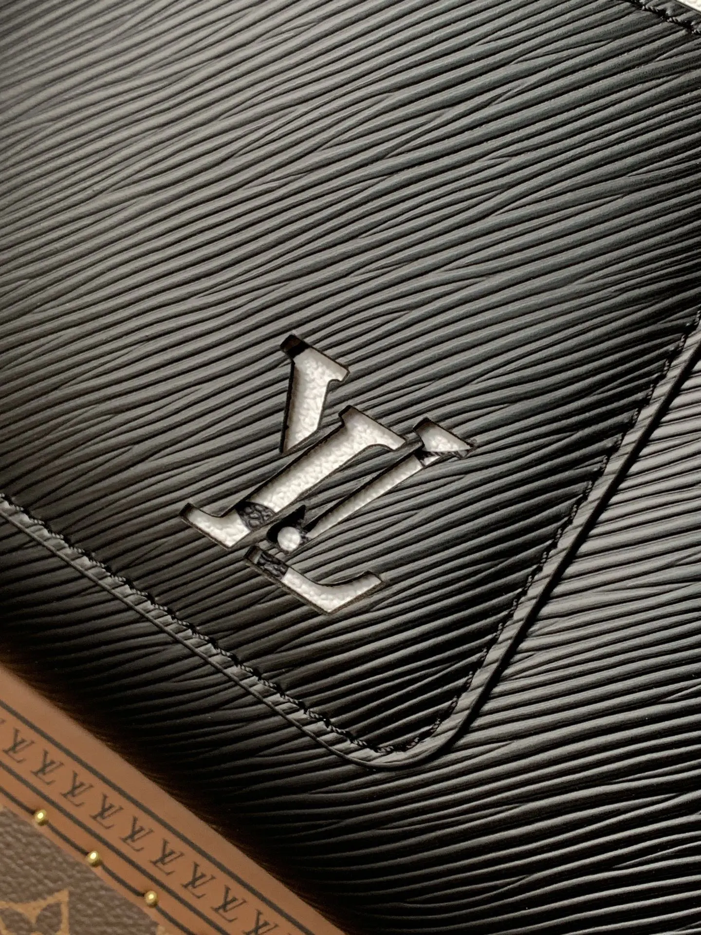 LV black and white color scheme messenger bag Image 7 LV black and white color scheme messenger bag Image 7