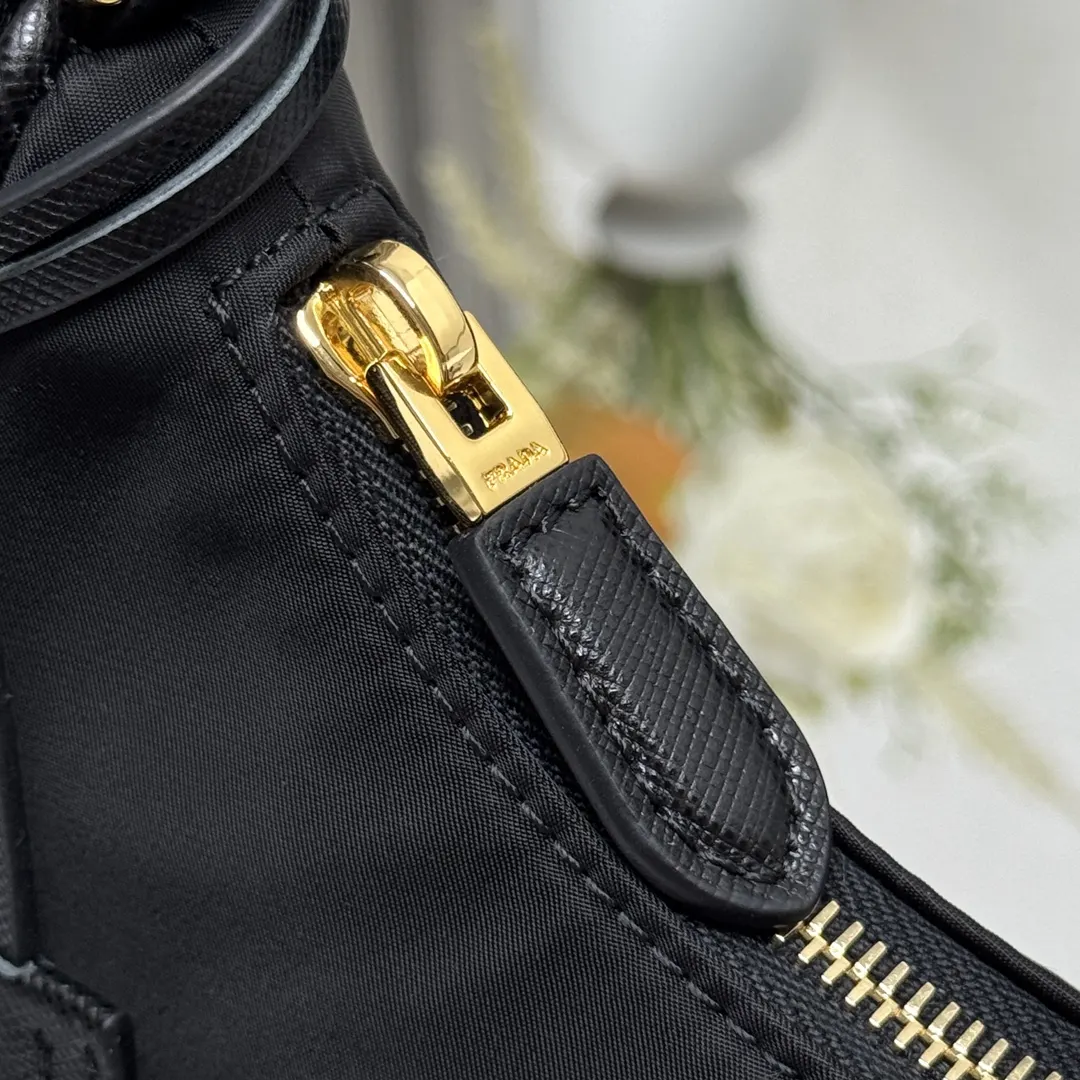 Prada Re-Nylon 皮革 Saffiano 十字紋 腋下包