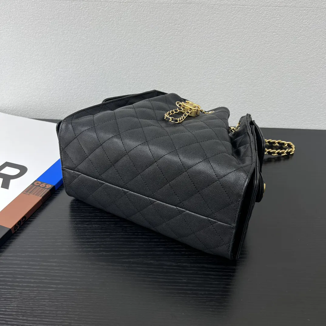 Chanel 黑色牛皮Hobo腋下包 金链