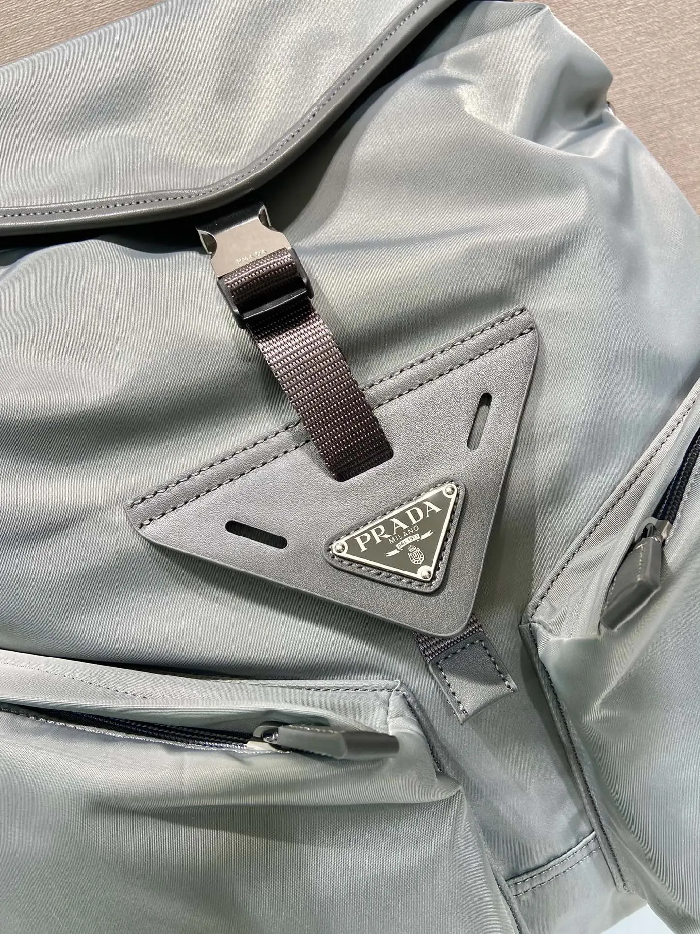 Prada 尼龙 牛皮 双肩背包 轻便实用