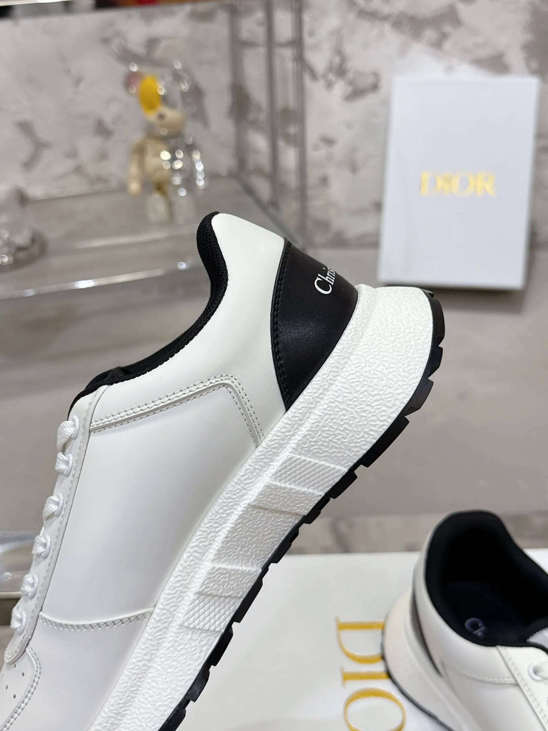 Dior 白色牛皮运动鞋 舒适