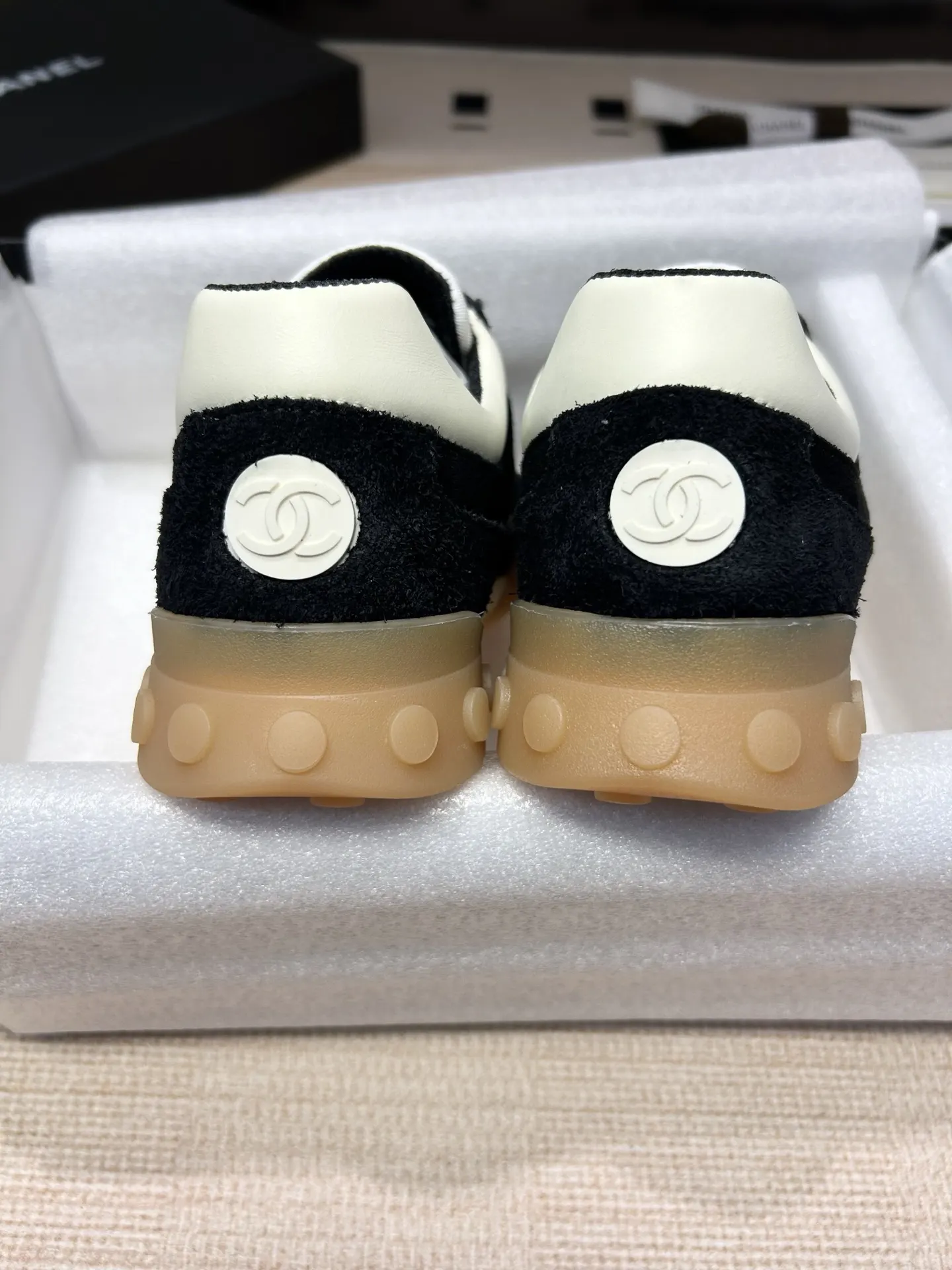 CHANEL 黑白拼色羊皮休闲鞋 红色内衬款