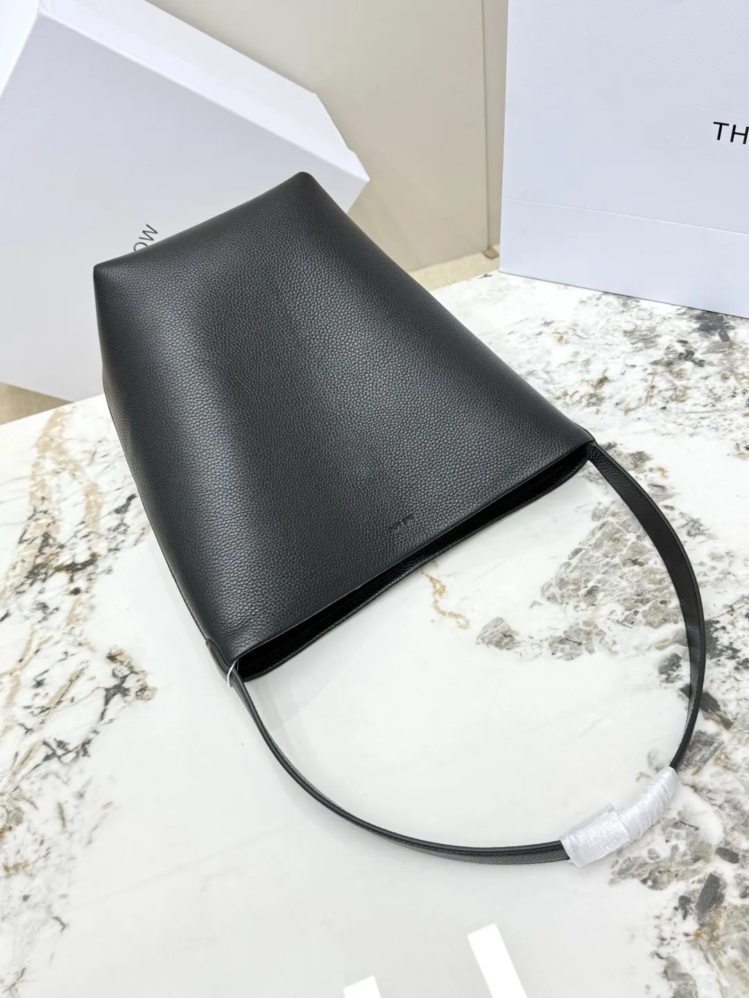 黑色 小牛皮 大容量轻便水桶手提包 可腋下可手提 简约而不张扬 托特包 大容量托特款