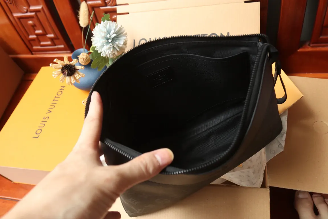 帆布 黑色花纹 chette Voyage Sou 手拿包 精致手拿款(數字9) 帆布 黑色花纹 chette Voyage Sou 手拿包 精致手拿款(數字9)