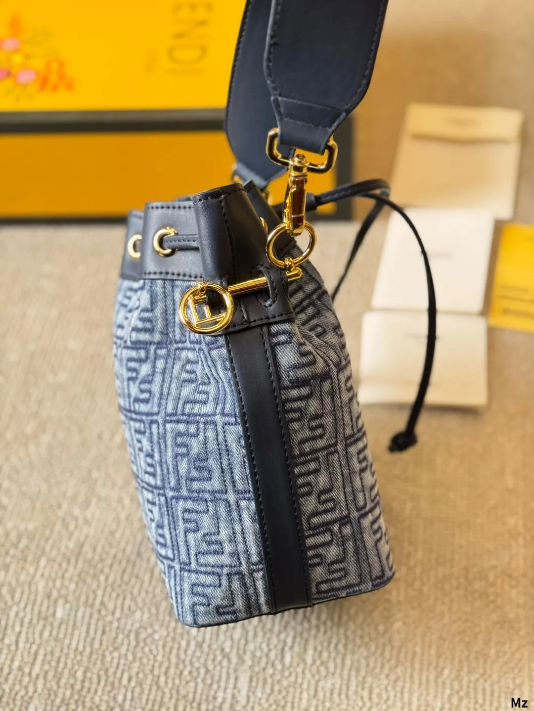 Fendi 一长一短两条可拆卸肩带 可單肩背或斜挎 水桶包 休閒水桶款(數字8) Fendi 一长一短两条可拆卸肩带 可單肩背或斜挎 水桶包 休閒水桶款(數字8)