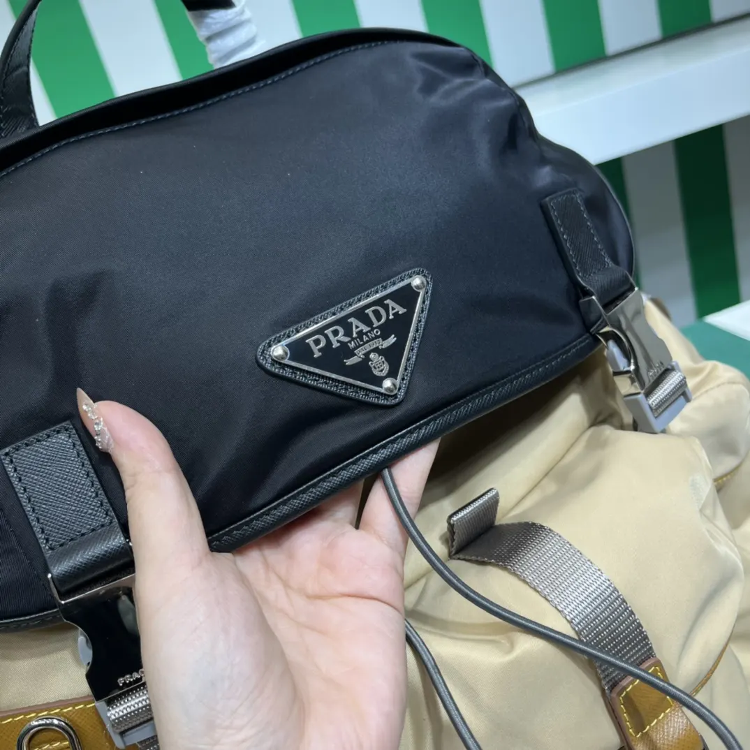 Prada 小牛皮 双肩包 实用双肩款