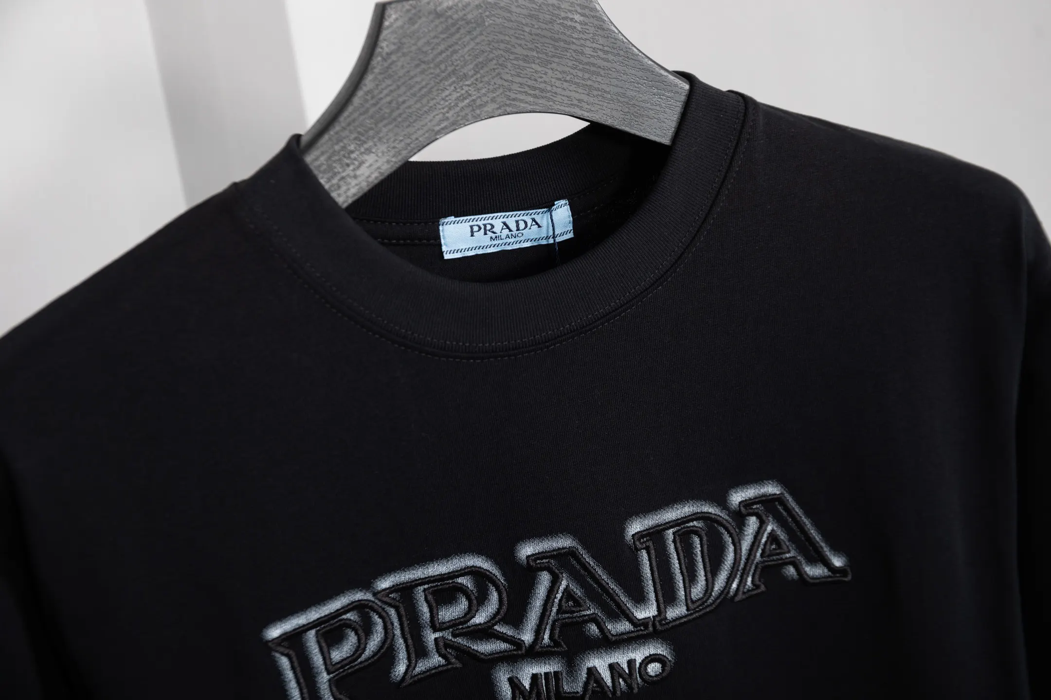 Prada 云雾立体字母刺绣 短袖T恤 高克重休闲