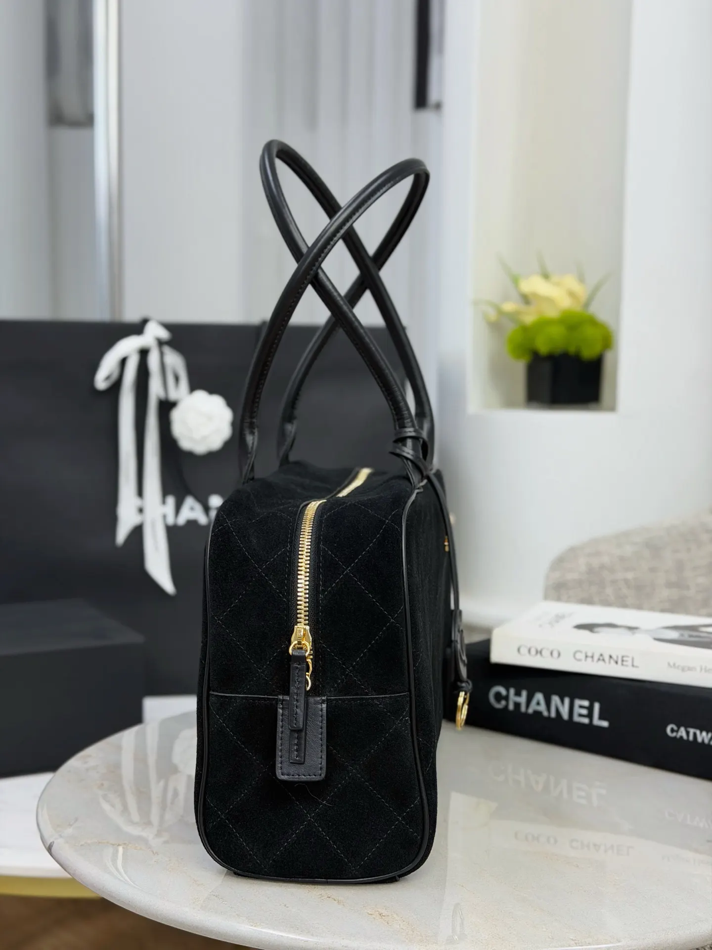 Chanel 黑色牛皮19 Bag链条包 金扣手提