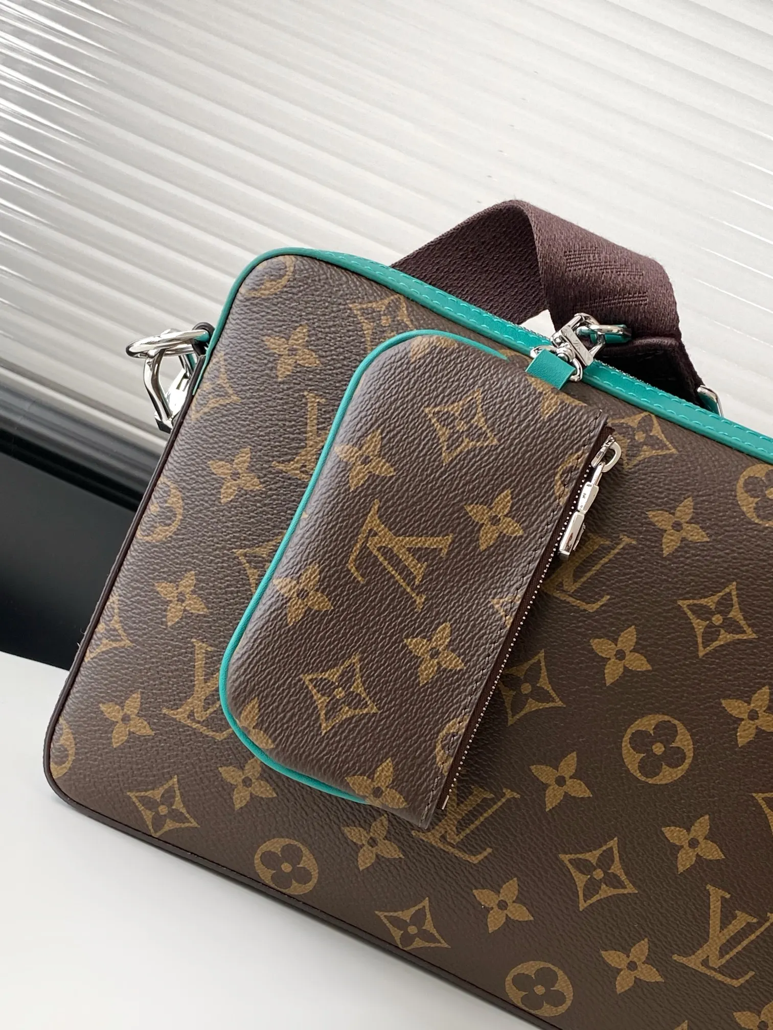 LV classic Monogram, messenger bag Image 7 LV classic Monogram, messenger bag Image 7