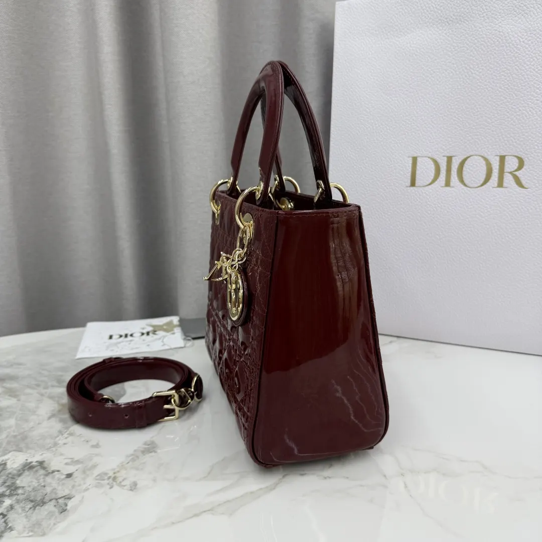Dior Lady Dior Lady 酒红色牛皮卡夹 精致配饰