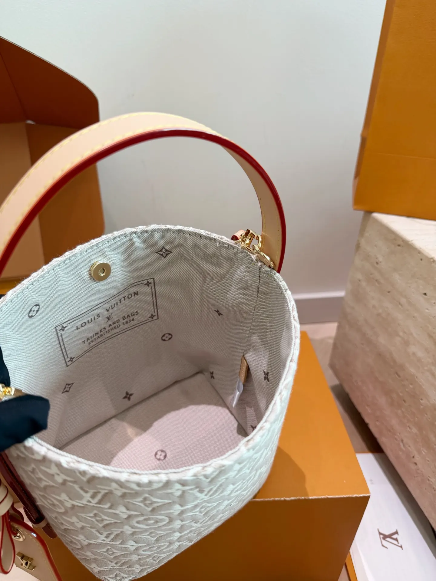LV 牛皮 浅色帆布轻微防水 日常通勤或休闲都很适合 斜挎包 轻便斜挎款