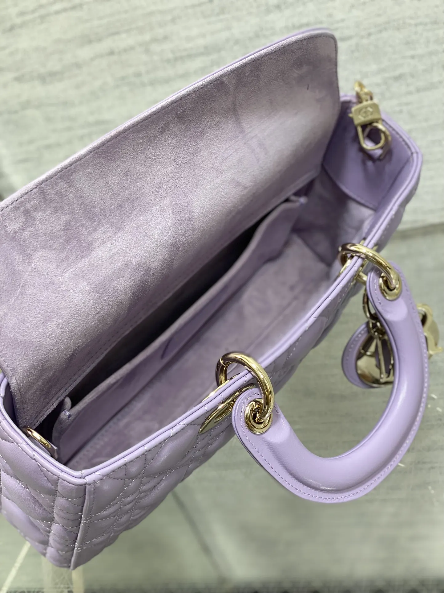 Dior 羊皮 进口 羊皮横款戴妃包梦幻紫 内里 手提包 通勤手提款(數字9) Dior 羊皮 进口 羊皮横款戴妃包梦幻紫 内里 手提包 通勤手提款(數字9)