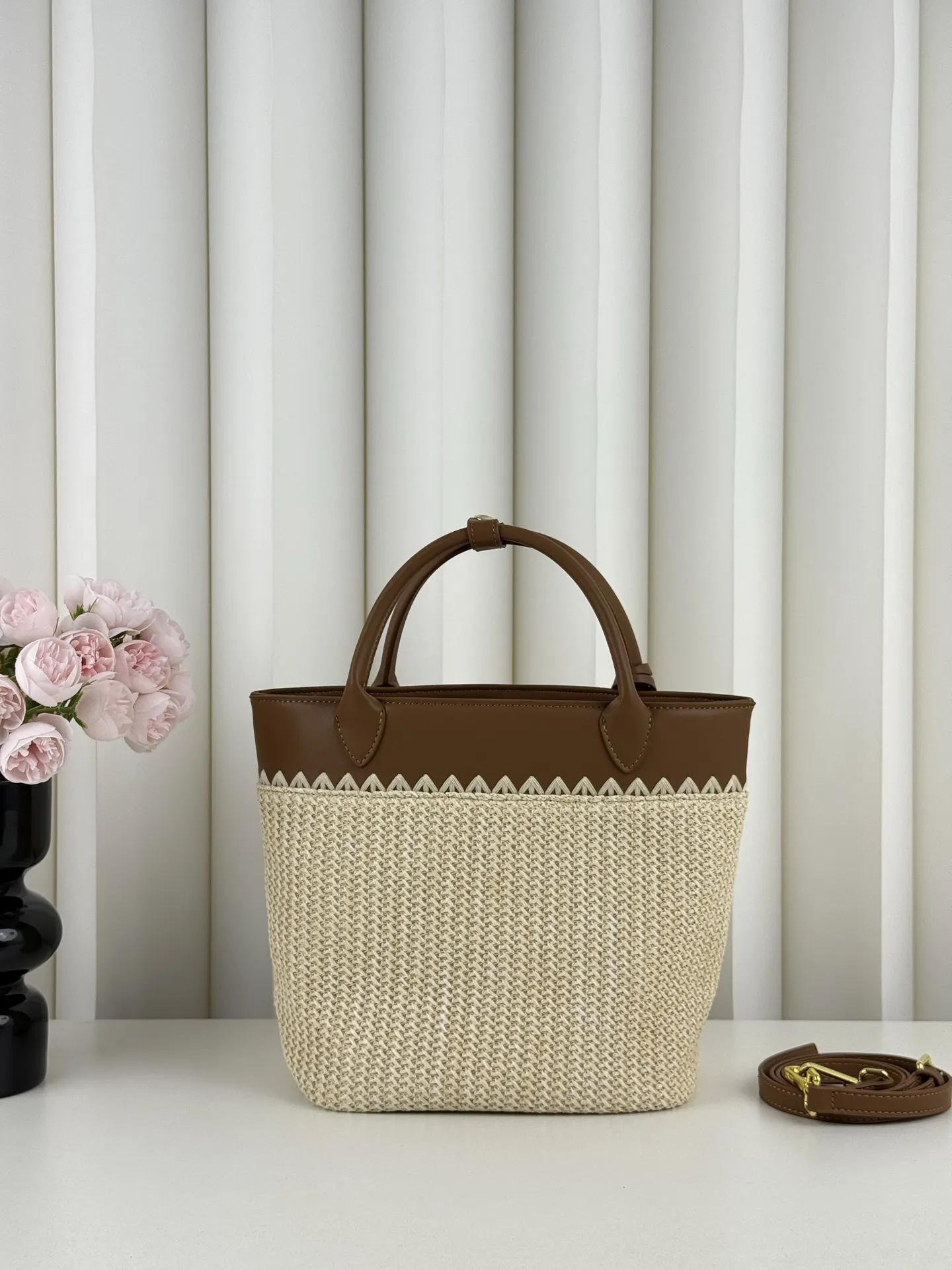 PRADA 购物袋 轻便实用款