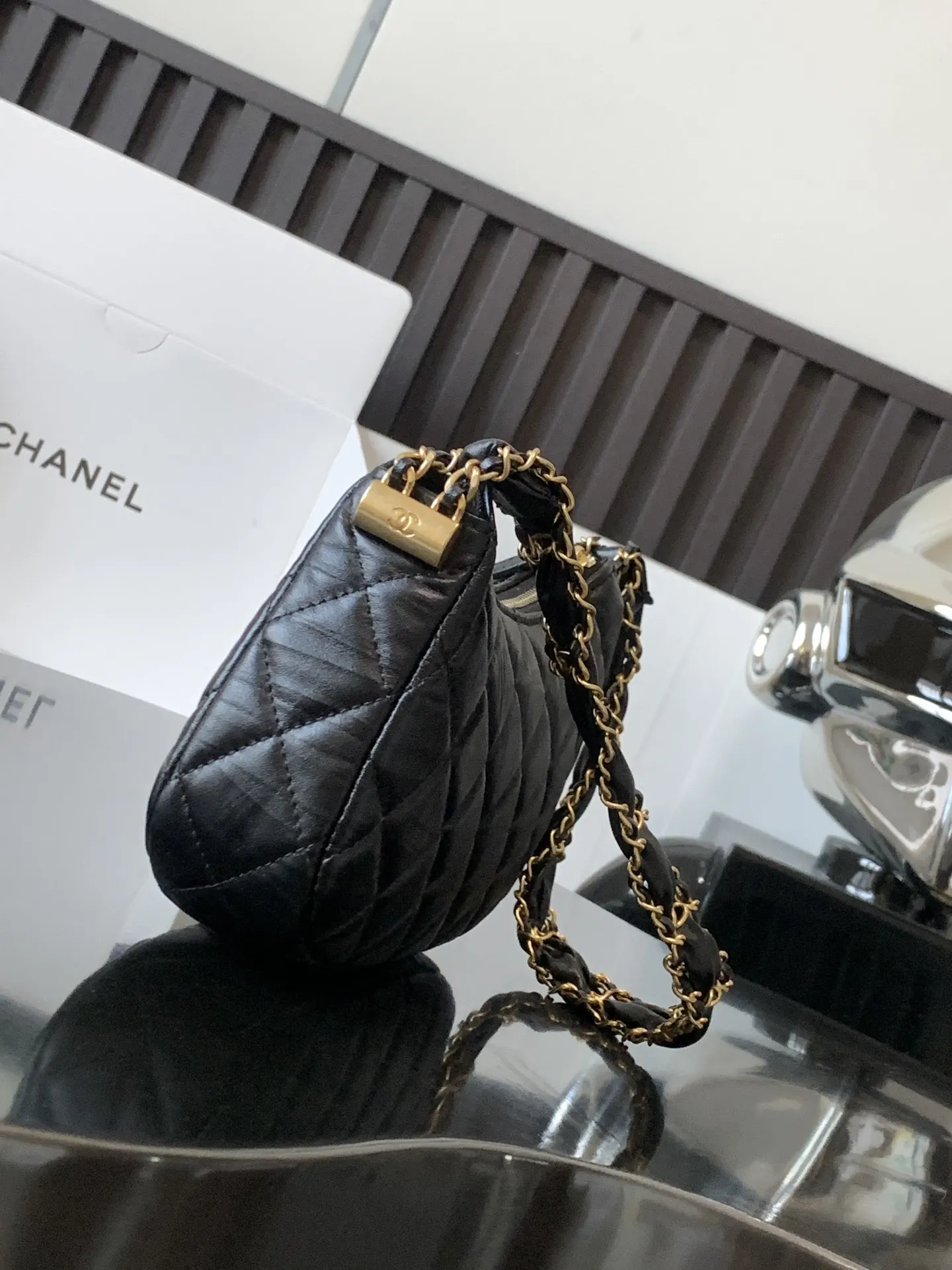 Chanel 黑色油蜡皮Hobo腋下包 链条装饰
