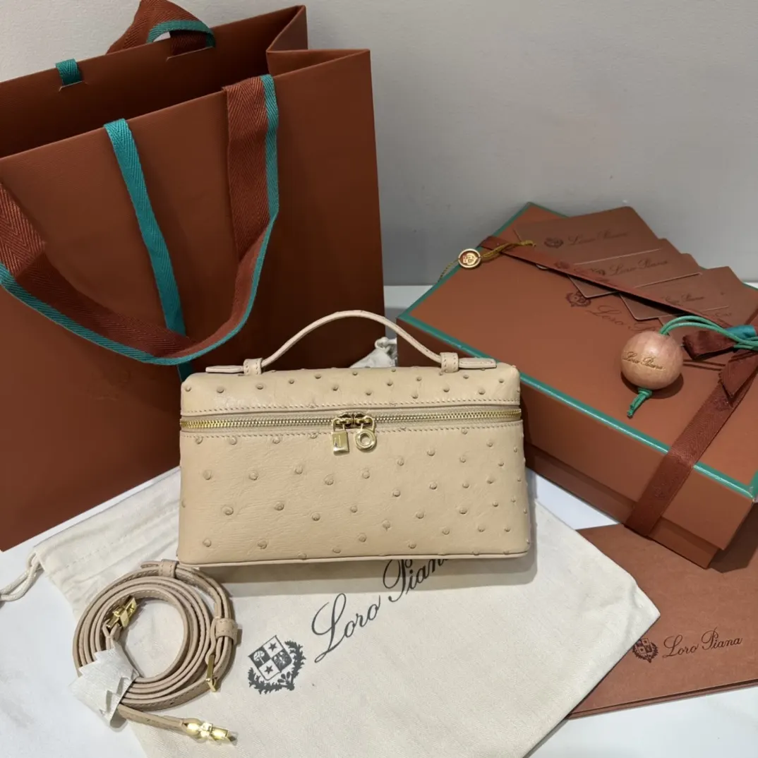 皮質细腻 手感像黃油一般柔软 小小包身大容量 不光是 化妝包 便携收納款