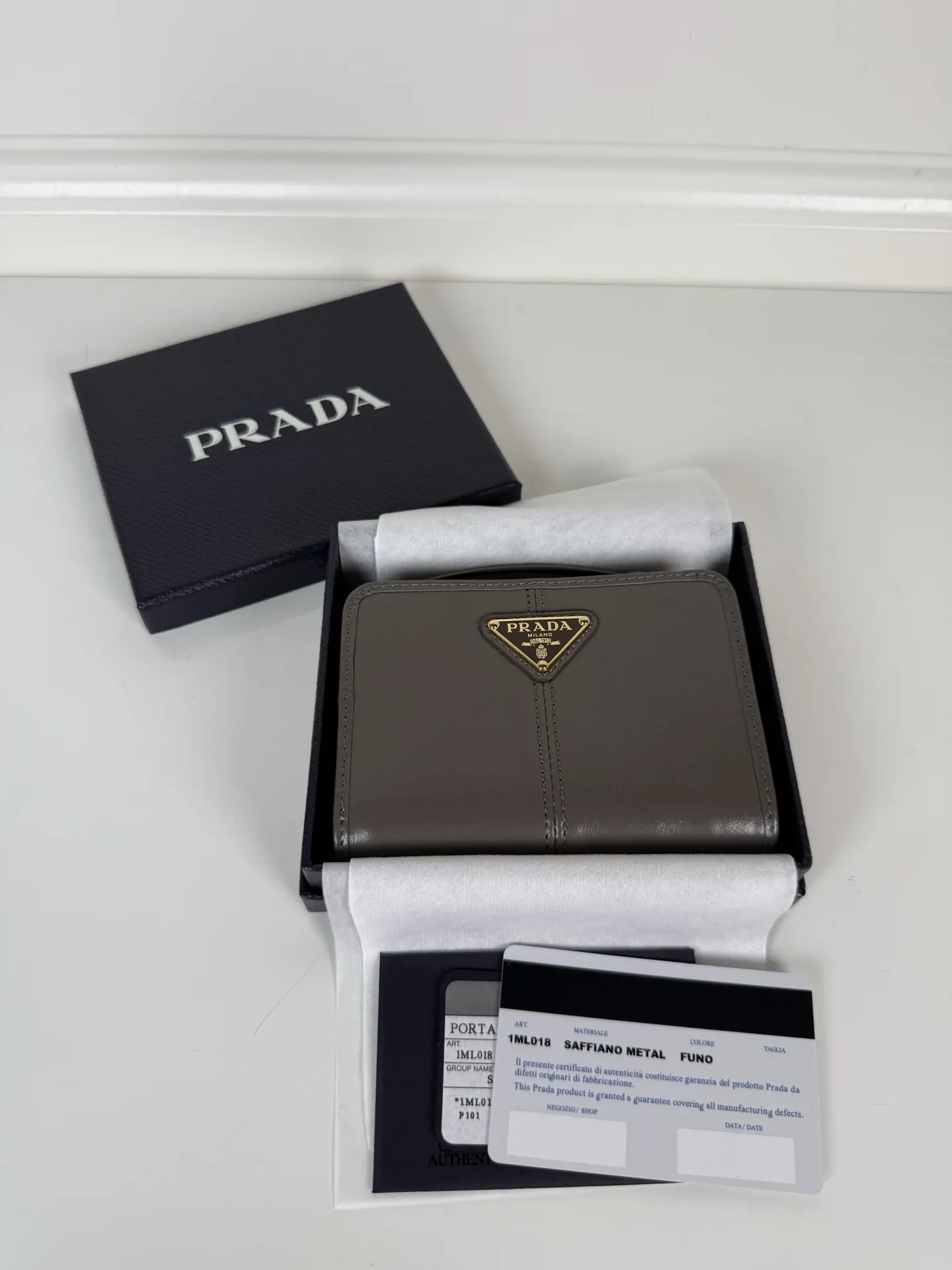 PRADA 黑色皮革卡包礼盒套装 精致配饰款