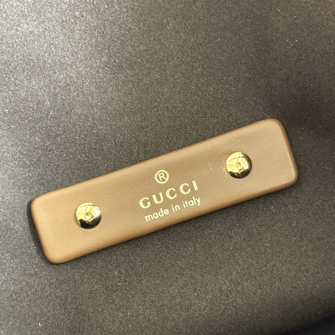 Gucci 棕色 金色 牛皮 手拿包 精致手拿款(數字9) Gucci 棕色 金色 牛皮 手拿包 精致手拿款(數字9)