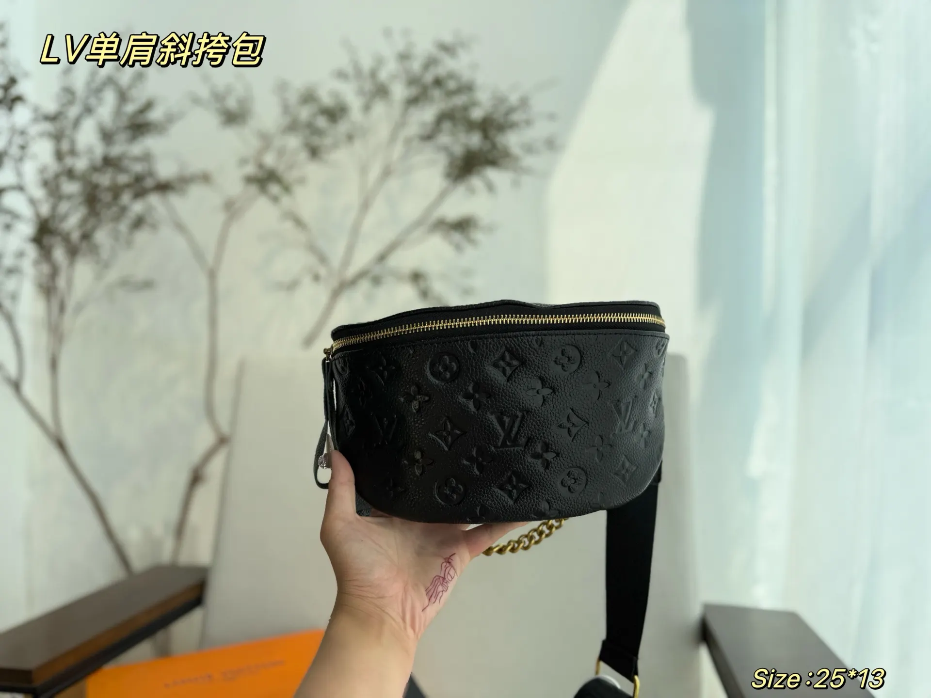 LV 黑色 装 Bu ag全皮压花黑色 最近 火的Bum 斜挎包 轻便斜挎款