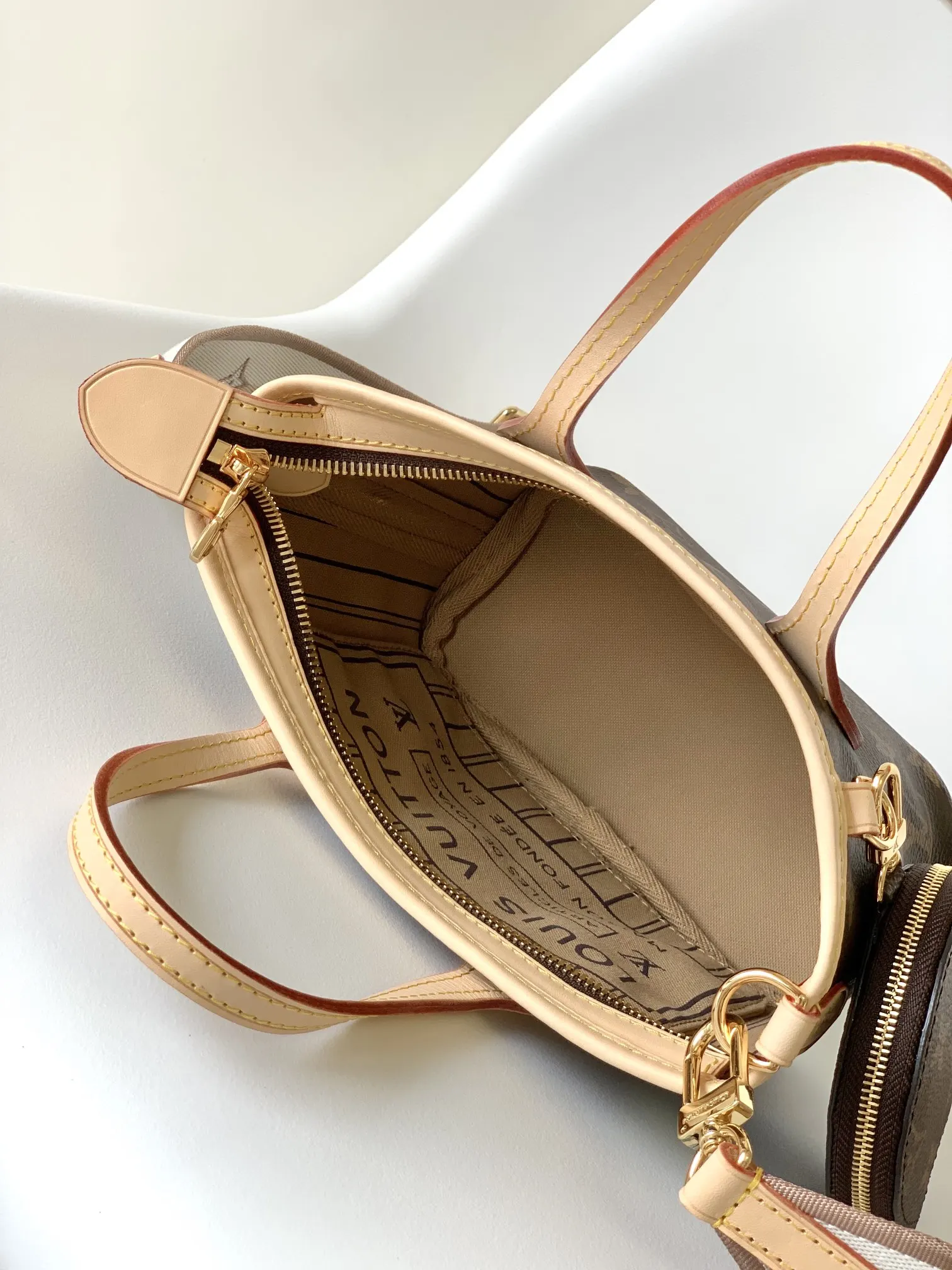 Neverfull 卡其 牛皮 手拿包 精致手拿款