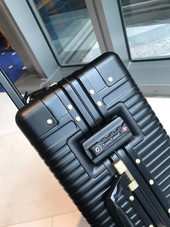 GUCCl全鋁镁合金登机箱 仅供出囗的 比官方抢 行李箱 旅行拉杆款 輕便出行款
