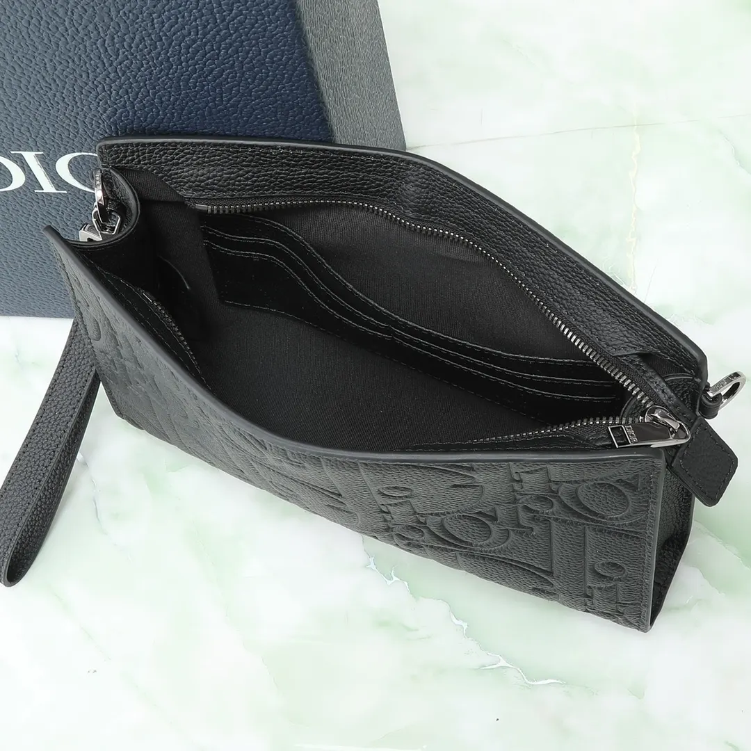 Dior 黑色 牛皮 宽敞的拉链隔层适合收纳手机 还设有六个卡槽 手拿包 精致手拿款