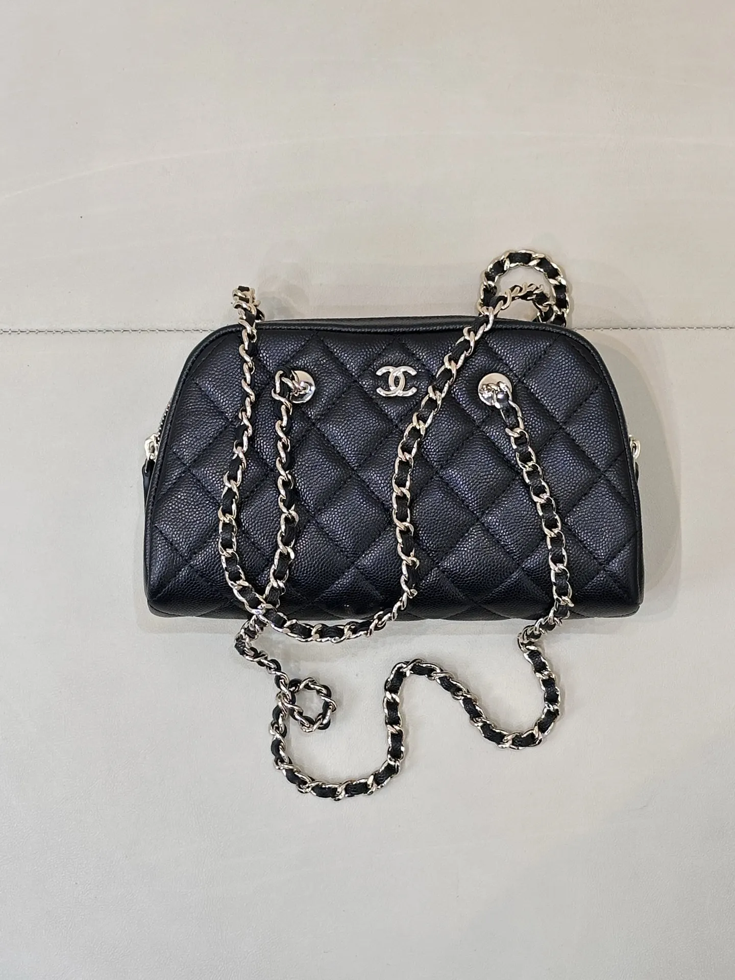 Chanel Cowhide Bag Chain Shoulder and Crossbody Wear Image 3 Chanel Cowhide Bag Chain Shoulder and Crossbody Wear Image 3