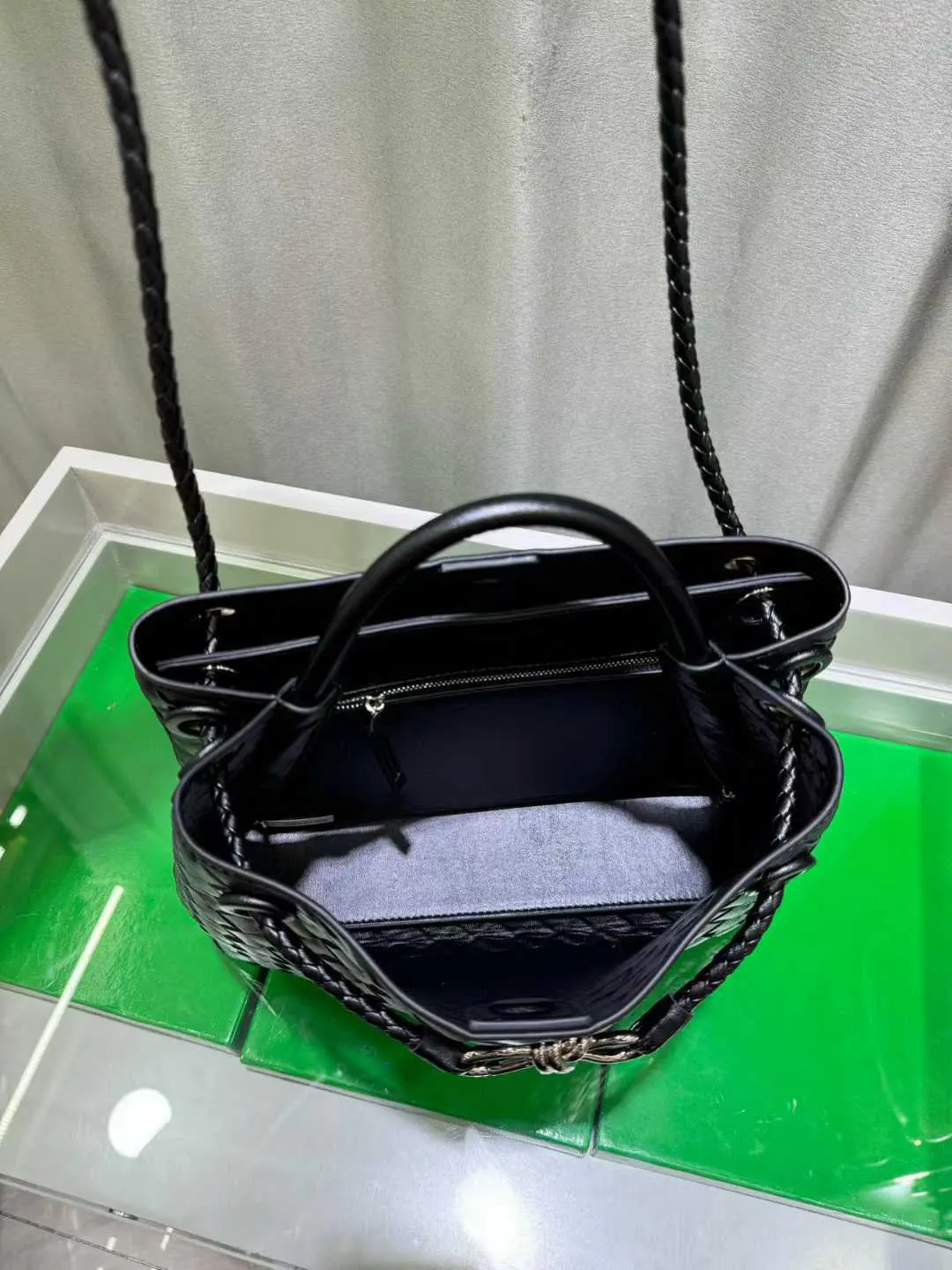 Bottega Veneta 黑色 银色 斜挎包 轻便斜挎款
